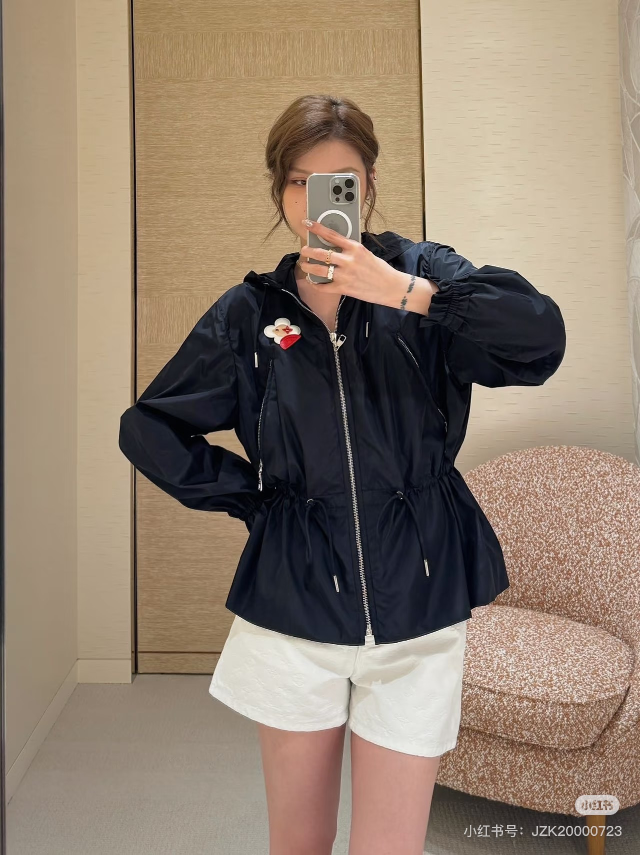 NO:739965,LV sunflower leather label hooded zipper jacket. The three-dimensional sunflower pattern element design on the chest adds fun to the outfit and is particularly eye-catching in spring outfits!  New Year's limited edition with your eyes closed!  Made of recycled environmentally friendly nylon material, the leather label pattern embroidery on the chest is embellished with co-branded elements and sunflowers. The loose fit is suitable for various body shapes. The drawstring adjustment design at the waist is super friendly to body tolerance!  Simple matching can create a casual and lazy atmosphere ~ 1:1 awesome version, the latest item in early spring, look for the exclusive high version SML,, louis vuitton, jackets & coats, jackets & coats, hats,19860909LV太阳花朵皮标连帽拉链夹克外套 胸前的立体太阳花图案元素设计增添穿搭趣味,在春日穿搭中格外吸睛！新年限定新款闭眼入！再生环保尼龙材质,胸口皮标花纹刺绣搭配联名元素太阳花点缀,宽松版型适配各种身形,腰间抽绳调节设计对身材包容度超友好！简易搭配都能营造出随性的慵懒氛围～1:1超赞版型,早春最新单品,认准独家高版本 SML,,louis vuitton,jackets & coats,jackets & coats,hats,,Women's clothing