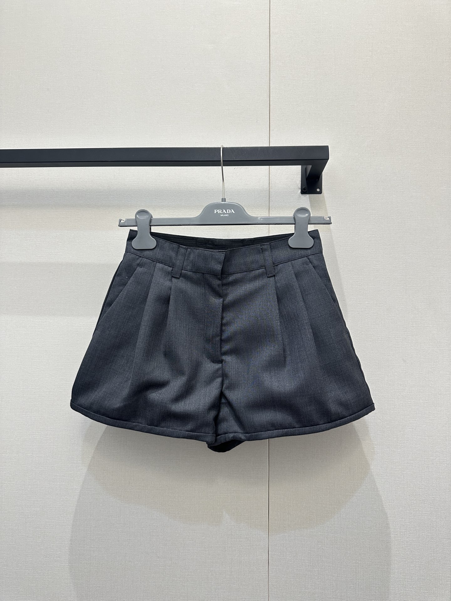 NO:738057,Prada's new style for early spring. Wool blended hem steel wire pleated shorts. A perfect item for daily matching. Many celebrity bloggers recommend the same style. Pleated wide-leg version. Easy to wear for commuting. Customized wool worsted distressed surface. High-end texture. The trousers can be pleated freely for wear. Fashionable and sophisticated. Visually show the legs. The legs are long and straight. The commuting concave shape can be fashionable or not. Suitable for anyone. Perfect details in gray.  :SML real shots of large products,,prada,shorts,19860909Prada 早春新款 羊毛混纺裤边钢丝捏褶短裤 日常搭配神仙单品 超多明星博主同款推荐 褶裥阔腿版型 通勤易穿 定制的羊毛精纺做旧面 质感高级 裤边可自由捏褶穿搭 时髦又精致 视觉上显腿腿型又长又直 通勤凹造型皆可时髦的不要不要的 适合任何人穿 细节完美灰色 :SML大货实拍,,prada,shorts,,Women's clothing