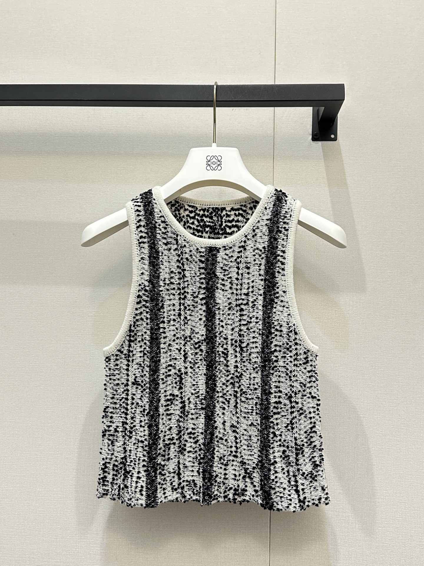 NO:738926,Vest Loew*26 new spring and summer vest + skirt suit丨original development!  High quality production!  Who can resist this knitted sweater set!  It’s really hard to walk down the street without being complimented!  The upper body is so comfortable!  Perfect as a set or separately for everyday use!  Easy to control, frank temperament, lazy style, customized fabrics, extremely comfortable, simple, advanced and tasteful!  Sisters!  Rush them all to me!  Spot sale S/M/L large quantities of real goods, loewe, skirts, sweaters,19860909背心 Loew*26春夏新款 背心+半裙套装丨原版开发！高版出品！谁能拒绝这套编织毛衣套装啊！走在街上真的很难不被夸！上身简直太舒服啦！日常无论分开搭配或一套都完美！轻松拿捏率性气质慵懒风定制面料舒适度爆表简单高级又有品味！姐妹们！都给我冲！现货发售S/M/L大货实拍,,loewe,skirts,sweaters,,Women's clothing