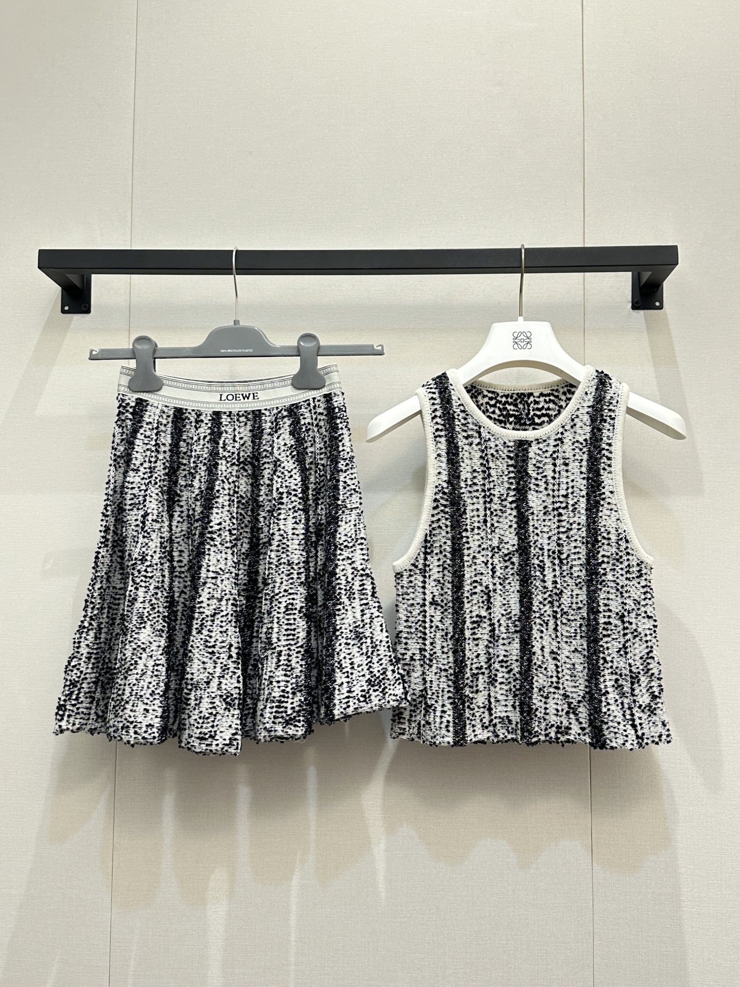 NO:738930,Skirt Loew*26 new spring and summer vest + skirt suit丨original development!  High quality production!  Who can resist this knitted sweater set!  It’s really hard to walk down the street without being complimented!  The upper body is so comfortable!  Perfect as a set or separately for everyday use!  Easy to control, frank temperament, lazy style, customized fabrics, extremely comfortable, simple, advanced and tasteful!  Sisters!  Rush them all to me!  Spot sale S/M/L large quantities of real goods, loewe, skirts, sweaters,19860909半裙 Loew*26春夏新款 背心+半裙套装丨原版开发！高版出品！谁能拒绝这套编织毛衣套装啊！走在街上真的很难不被夸！上身简直太舒服啦！日常无论分开搭配或一套都完美！轻松拿捏率性气质慵懒风定制面料舒适度爆表简单高级又有品味！姐妹们！都给我冲！现货发售S/M/L大货实拍,,loewe,skirts,sweaters,,Women's clothing