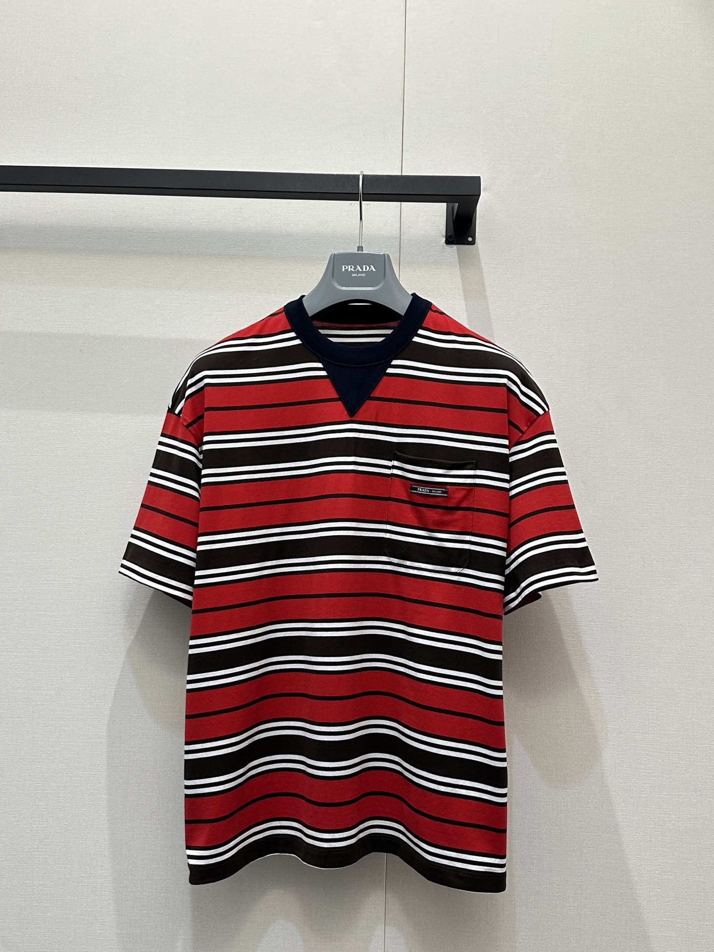 NO:738061,Prad* 26Ss early spring new style red, brown and white color matching silhouette round neck short-sleeved T-shirt丨Exclusively developed by yb!  High quality production!  It is made of pure cotton fabric, and the silhouette tailoring brings a relaxed and comfortable wearing experience. The round neck design retains a simple texture, and is matched with a cloth logo of the same color to highlight the recognition in a low-key manner. Whether paired with a pleated skirt to create a college style, or combined with denim shorts for a casual street feel, it can easily adapt to multiple styles. It is a versatile item for both men and women in early spring. Available in stock, S/M/L, large quantities, real shots, prada, skirts, shorts, T-shirts, tees, t-shirts,19860909Prad* 26Ss早春新款 红棕白拼色廓形圆领短袖T恤丨独家yb开发！高版出品！采用纯棉面料,廓形剪裁带来松弛舒适的穿着体验,圆领设计保留简约质感,搭配同色系布标Logo,低调彰显辨识度.无论搭配百褶裙打造学院风,还是与牛仔短裤组合出随性街头感,都能轻松适配多元风格,是早春男女通穿的百搭单品.现货发售S/M/L大货实拍,,prada,skirts,shorts,T-shirt,tees，t-shirt,,Women's clothing