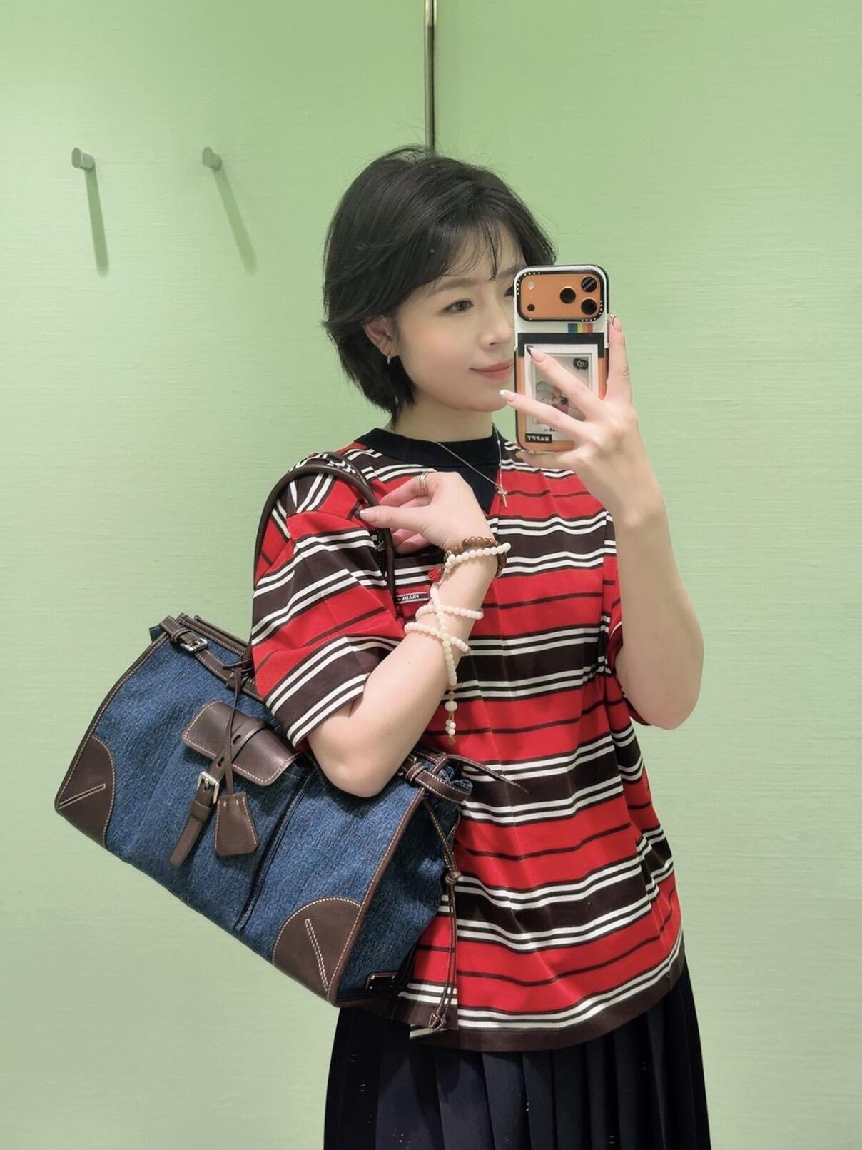 NO:738063,Prad* 26Ss early spring new style red, brown and white color matching silhouette round neck short-sleeved T-shirt丨Exclusively developed by yb!  High quality production!  It is made of pure cotton fabric, and the silhouette tailoring brings a relaxed and comfortable wearing experience. The round neck design retains a simple texture, and is matched with a cloth logo of the same color to low-key recognition. Whether paired with a pleated skirt to create a college style, or combined with denim shorts for a casual street feel, it can easily adapt to multiple styles. It is a versatile item for both men and women in early spring. Available in stock S/M/L, prada, skirts, shorts, T-shirt, tees, t-shirt,19860909Prad* 26Ss早春新款 红棕白拼色廓形圆领短袖T恤丨独家yb开发！高版出品！采用纯棉面料,廓形剪裁带来松弛舒适的穿着体验,圆领设计保留简约质感,搭配同色系布标Logo,低调彰显辨识度.无论搭配百褶裙打造学院风,还是与牛仔短裤组合出随性街头感,都能轻松适配多元风格,是早春男女通穿的百搭单品.现货发售S/M/L,,prada,skirts,shorts,T-shirt,tees，t-shirt,,Women's clothing