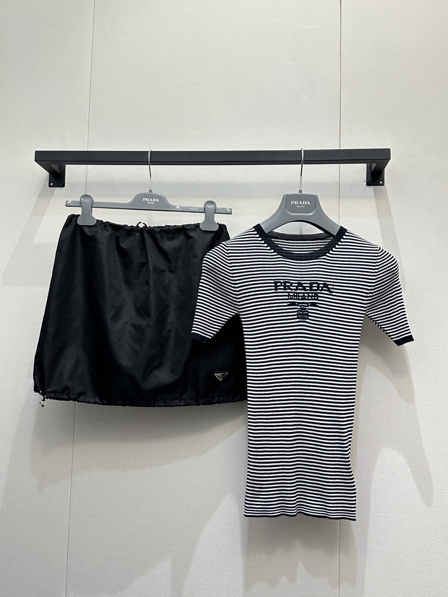 NO:738064,Prada's new striped knitted short-sleeved top. High-quality knitted fabric, soft and comfortable. Designed with blue and white classic stripes. Brand logo + architectural pattern on the chest, highly recognizable. Round neck + elastic sleeves, casual and sophisticated. Can be easily worn in daily or light formal occasions. Full details, tailored to fit the body shape, fashionable and practical. SizeS/M/L, real shot, prada, T-shirt,19860909Prada家新款条纹针织短袖上衣 高品质针织面料,柔软舒适 采用蓝白经典条纹设计 胸前品牌标志+建筑图案,辨识度超高 圆领+弹性袖,休闲又精致 日常或轻正式场合都能轻松驾驭 细节满分,剪裁贴合身形,时髦又实用 SizeS/M/L大货实拍,,prada,T-shirt,,Women's clothing