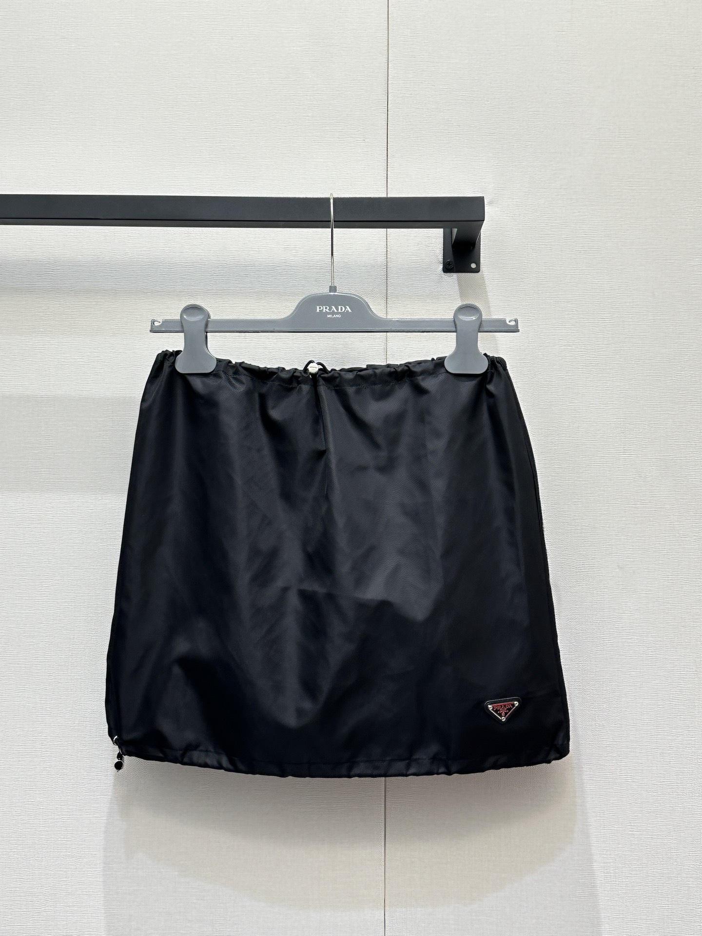 NO:738070,Prad* 26SS early spring new classic nylon black skirt丨 Exclusively developed by yb!  Top quality production!  Made of classic nylon material, the drawstring neatly outlines the waistline, while cleverly blending avant-garde workwear style with light luxury elegance. The short A-line silhouette neatly hides the flesh, and modifies the leg shape to show the proportions. The black base is versatile and does not pick any style, whether it is paired with simple knitted or cool  Whether it is a saucy leather jacket or a casual denim jacket, you can easily unlock the modern Italian accent. It is the finishing touch of the early spring wardrobe with both design and practicality. Available in stock, S/M/L, large quantities, real shots, prada, skirts, jackets  & coats,leather jacket,19860909Prad* 26SS早春新款 经典尼龙黑色半裙丨 独家yb开发！顶级高版出品！经典尼龙材质打造,抽绳利落勾勒腰线的同时,将先锋工装风与轻奢优雅感巧妙融合.短款A字廓形利落藏肉,修饰腿型更显比例,黑色基底百搭不挑风格,无论是搭配简约针织、酷飒皮衣还是休闲牛仔外套,都能轻松解锁意式摩登腔调,是早春衣橱里兼具设计感与实穿性的点睛单品.现货发售S/M/L大货实拍,,prada,skirts,jackets & coats,leather jacket,,Women's clothing