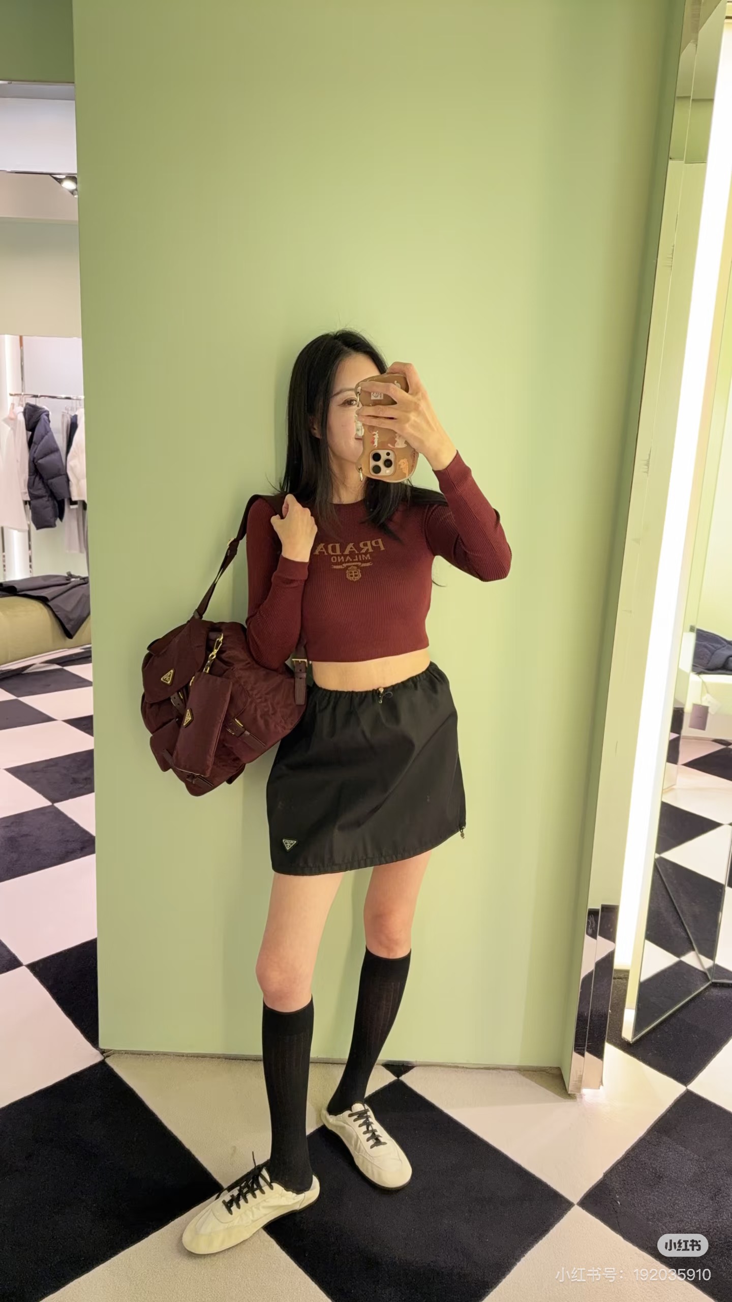 NO:738073,Prad* 26SS early spring new classic nylon black skirt丨 Exclusively developed by yb!  Top quality production!  Made of classic nylon material, the drawstring neatly outlines the waistline, while cleverly blending avant-garde workwear style with light luxury elegance. The short A-line silhouette neatly hides the flesh, and modifies the leg shape to show the proportions. The black base is versatile and does not pick any style, whether it is paired with simple knitted fabrics  , cool leather jackets or casual denim jackets, you can easily unlock the modern Italian accent. It is the finishing touch of the early spring wardrobe with both design and practicality. Available in stock S/M/L, prada, skirts, jackets  & coats,leather jacket,19860909Prad* 26SS早春新款 经典尼龙黑色半裙丨 独家yb开发！顶级高版出品！经典尼龙材质打造,抽绳利落勾勒腰线的同时,将先锋工装风与轻奢优雅感巧妙融合.短款A字廓形利落藏肉,修饰腿型更显比例,黑色基底百搭不挑风格,无论是搭配简约针织、酷飒皮衣还是休闲牛仔外套,都能轻松解锁意式摩登腔调,是早春衣橱里兼具设计感与实穿性的点睛单品.现货发售S/M/L,,prada,skirts,jackets & coats,leather jacket,,Women's clothing