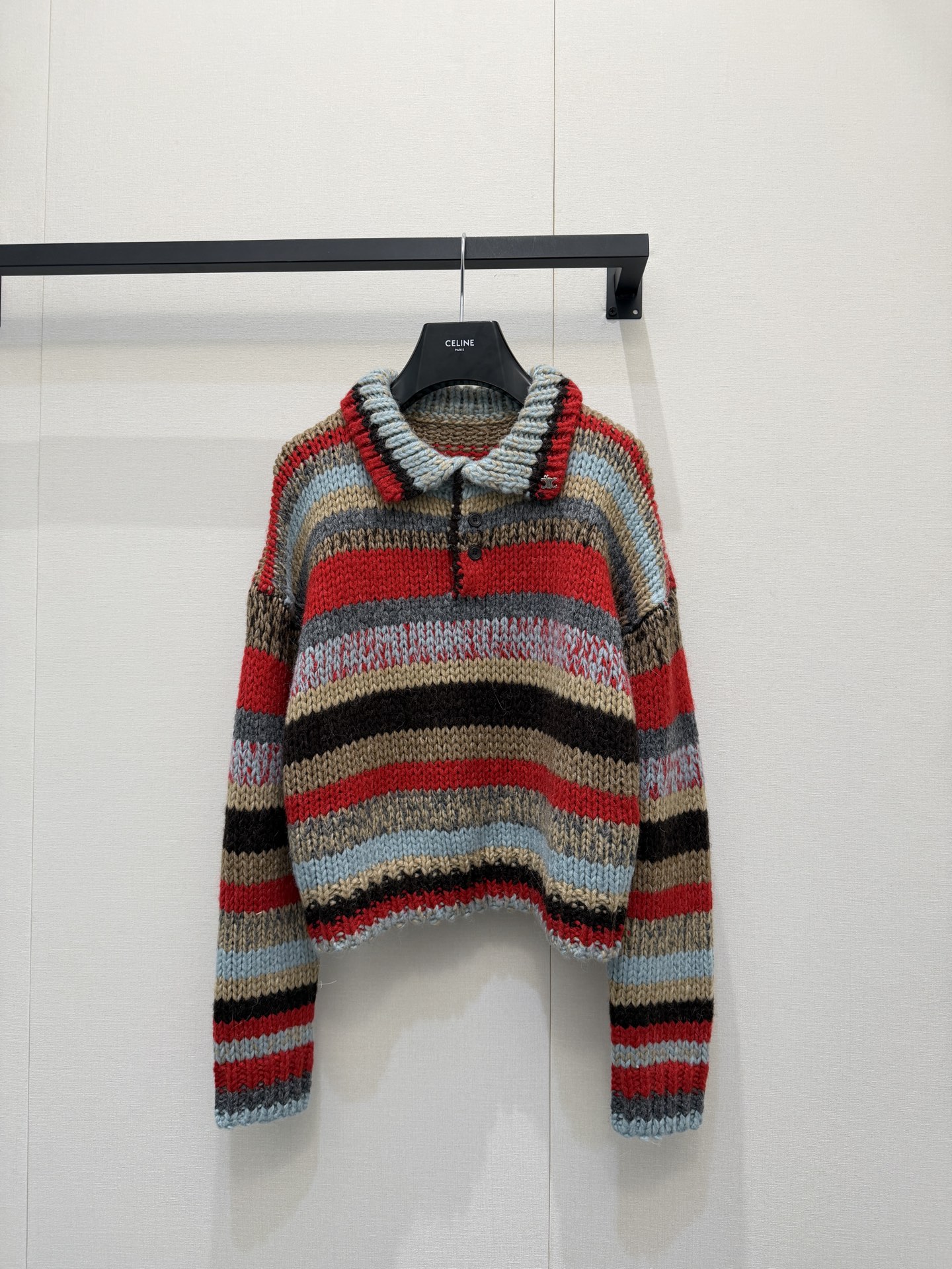 NO:739541,The buttons of Ceiln* contrasting striped lapel sweater are opened to reveal a small V-neck upper body that modifies the slender neck. The design adds visual highlights to the outfit. The short shoulder style is matched with retro-style colors, which is high-end yet elegant ~ Exclusively customized imported yb wool and alpaca blended material, the upper body of the fabric is soft and delicate, and the colorful striped elements add a sense of vitality!  You can match it casually with an old-money style vibe!  1:1 awesome version, the latest single product in early spring, look for the exclusive high version, SML real shots of large products,,sweaters,19860909Ceiln*撞色条纹翻领毛衣扣子打开呈现小V领上身修饰脖颈纤细,设计增添穿搭视觉亮点,正肩短款版型搭配复古风色系,高级又不失典雅气息～独家定制进口yb羊毛羊驼毛混纺材质,面料上身柔软细腻,彩色条纹元素增添活力感！随意搭配都能自带老钱风气息！1:1超赞版型,早春最新单品,认准独家高版本 SML大货实拍,,sweaters,,Women's clothing