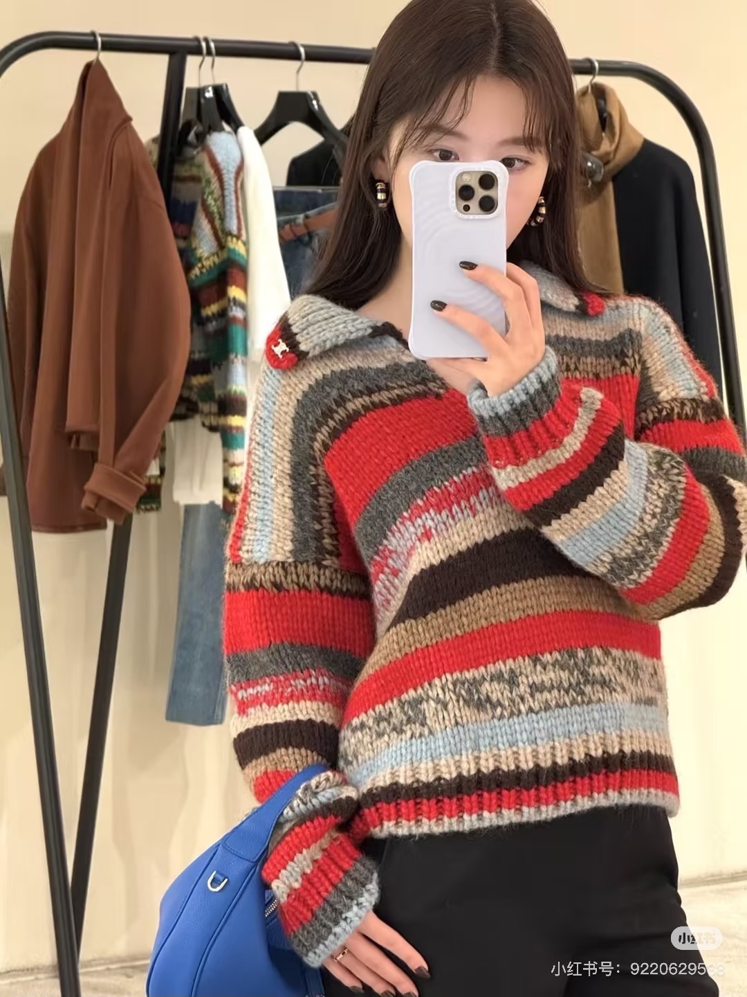 NO:739544,The buttons of Ceiln* contrasting striped lapel sweater are opened to reveal a small V-neck upper body that modifies the slender neck. The design adds visual highlights to the outfit. The short shoulder style is matched with retro-style colors, which is high-end yet elegant ~ Exclusively customized imported yb wool and alpaca blended material, the upper body of the fabric is soft and delicate, and the colorful striped elements add a sense of vitality!  You can match it casually with an old-money style vibe!  1:1 awesome version, the latest item in early spring, look out for the exclusive high version SML,,sweaters,19860909Ceiln*撞色条纹翻领毛衣扣子打开呈现小V领上身修饰脖颈纤细,设计增添穿搭视觉亮点,正肩短款版型搭配复古风色系,高级又不失典雅气息～独家定制进口yb羊毛羊驼毛混纺材质,面料上身柔软细腻,彩色条纹元素增添活力感！随意搭配都能自带老钱风气息！1:1超赞版型,早春最新单品,认准独家高版本 SML,,sweaters,,Women's clothing