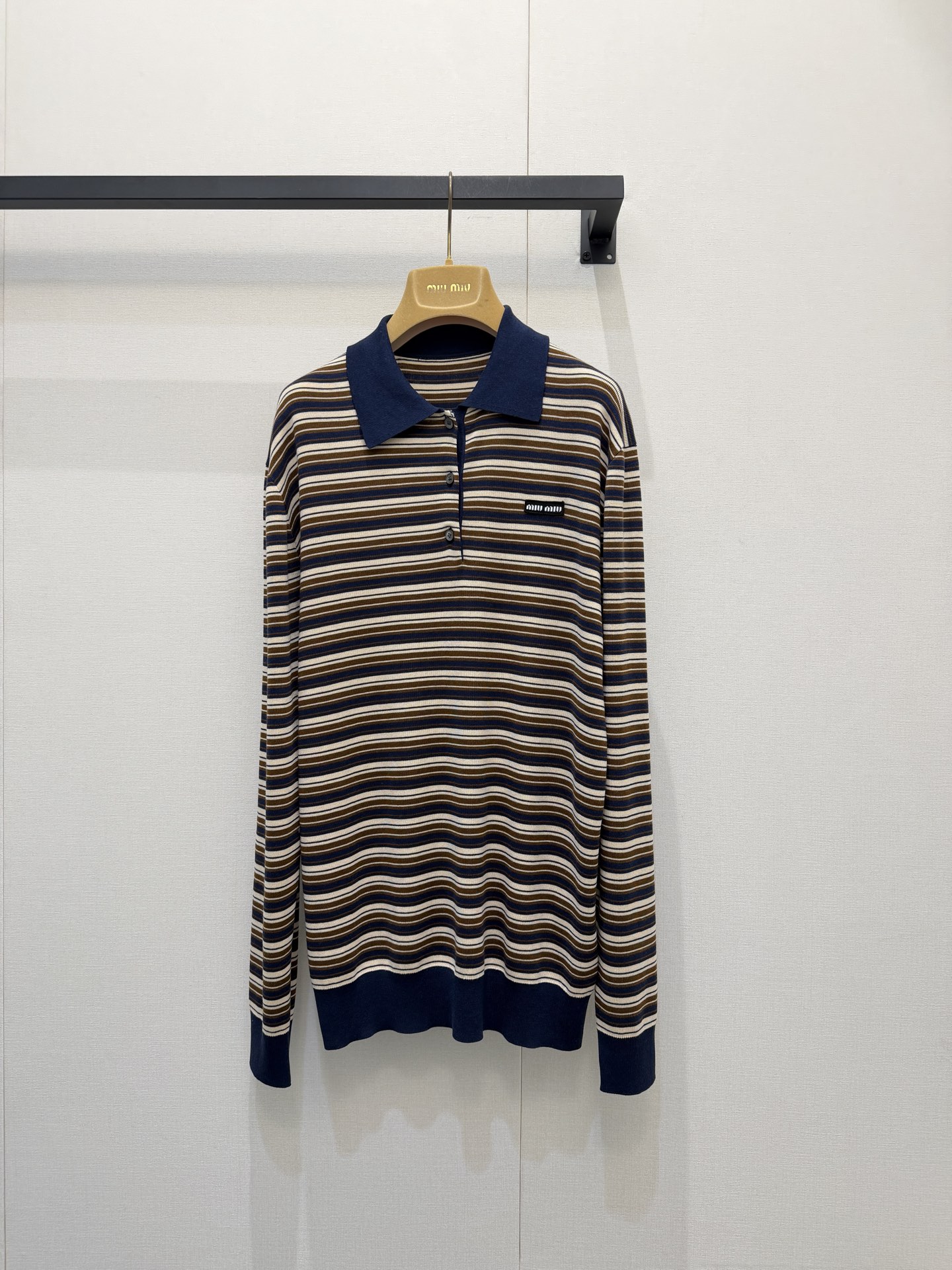 NO:737445,Miumiu logo letter striped lapel long sleeves and classic striped upper body perfectly interpret retro fashion!  The versatile navy blue contrasting lapel design brings a relaxed and lazy atmosphere to the upper body when worn alone or layered!  The regular slightly wider version of the upper body modifies the proportions of the body line, hiding the flesh and being casual. The logo letter pattern on the chest is embellished, low-key yet fashionable ~ a must-have for college age-reducing style!  1:1 awesome version, the latest single product in early spring, look for the exclusive high version SML real shot of large products,,miumiu,19860909Miumiu 徽标字母条纹翻领长袖经典的条纹元素上身将复古时尚完美演绎！叠穿单穿百搭款藏青撞色翻领设计上身自带松弛慵懒气息！常规微阔版型上身修饰身线比例,藏肉又休闲.胸前徽标字母图案点缀,低调又不失时尚～学院减龄风搭配必入！1:1超赞版型,早春最新单品,认准独家高版本 SML大货实拍,,miumiu,,Women's clothing