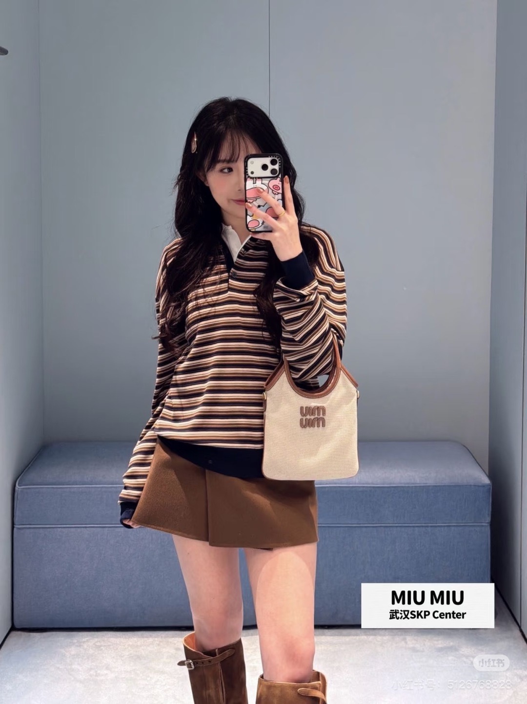 NO:737447,Miumiu logo letter striped lapel long sleeves and classic striped upper body perfectly interpret retro fashion!  The versatile navy blue contrasting lapel design brings a relaxed and lazy atmosphere to the upper body when worn alone or layered!  The regular slightly wider version of the upper body modifies the proportions of the body line, hiding the flesh and being casual. The logo letter pattern on the chest is embellished, low-key yet fashionable ~ a must-have for college age-reducing style!  1:1 awesome version, the latest item in early spring, look out for the exclusive high version SML,,miumiu,19860909Miumiu 徽标字母条纹翻领长袖经典的条纹元素上身将复古时尚完美演绎！叠穿单穿百搭款藏青撞色翻领设计上身自带松弛慵懒气息！常规微阔版型上身修饰身线比例,藏肉又休闲.胸前徽标字母图案点缀,低调又不失时尚～学院减龄风搭配必入！1:1超赞版型,早春最新单品,认准独家高版本 SML,,miumiu,,Women's clothing