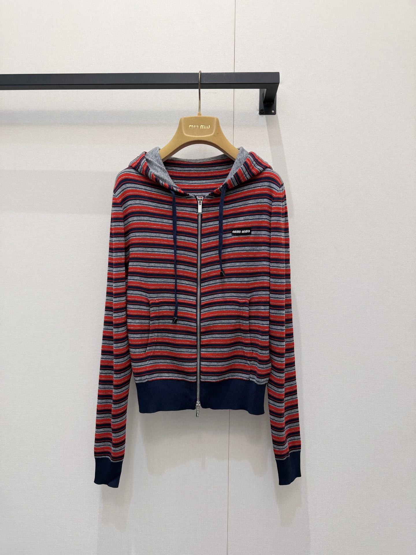 NO:737442,The classic striped upper body of the Miumiu logo letter striped hooded jacket is a perfect interpretation of retro fashion!  The versatile red, gray, and navy blue color combination will make you look sweeter and more pure when worn alone. The regular slim fit upper body modifies the proportions of the neck, and the logo letter pattern on the chest is embellished. It is low-key yet fashionable. A must-have for collegiate age-reducing style!  1:1 awesome version, the latest items in early spring, look out for the exclusive high version SML real shots of large products, miumiu, jackets & coats, hats,19860909Miumiu 徽标字母条纹连帽外套经典的条纹元素上身将复古时尚完美演绎！叠穿单穿百搭款红灰藏青配色搭配拖衬的人更加甜美又清纯～常规收身版型上身修饰脖颈比例,胸前徽标字母图案点缀,低调又不失时尚～学院减龄风搭配必入！1:1超赞版型,早春最新单品,认准独家高版本 SML大货实拍,,miumiu,jackets & coats,hats,,Women's clothing