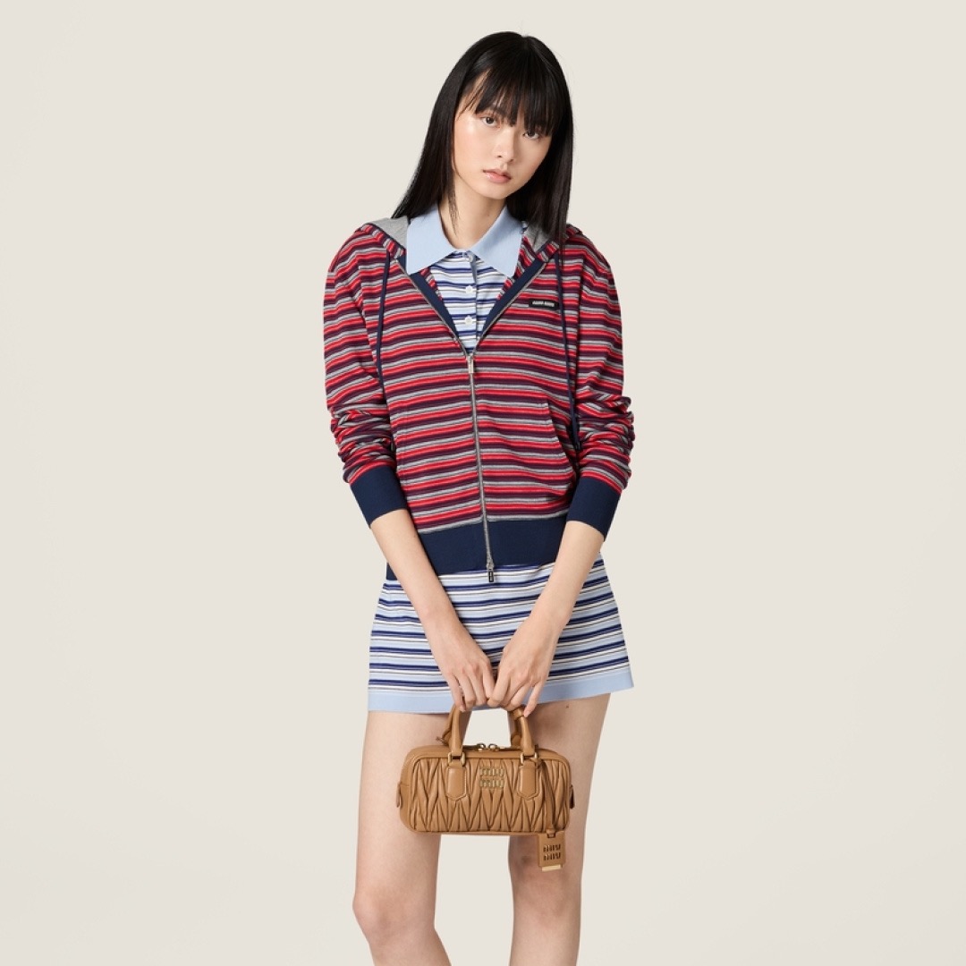 NO:737443,The classic striped upper body of the Miumiu logo letter striped hooded jacket is a perfect interpretation of retro fashion!  The versatile red, gray, and navy blue color combination will make you look sweeter and more pure when worn alone. The regular slim fit upper body modifies the proportions of the neck, and the logo letter pattern on the chest is embellished. It is low-key yet fashionable. A must-have for collegiate age-reducing style!  1:1 awesome version, the latest items in early spring, look out for the exclusive high version SML,,miumiu,jackets & coats,hats,19860909Miumiu 徽标字母条纹连帽外套经典的条纹元素上身将复古时尚完美演绎！叠穿单穿百搭款红灰藏青配色搭配拖衬的人更加甜美又清纯～常规收身版型上身修饰脖颈比例,胸前徽标字母图案点缀,低调又不失时尚～学院减龄风搭配必入！1:1超赞版型,早春最新单品,认准独家高版本 SML,,miumiu,jackets & coats,hats,,Women's clothing