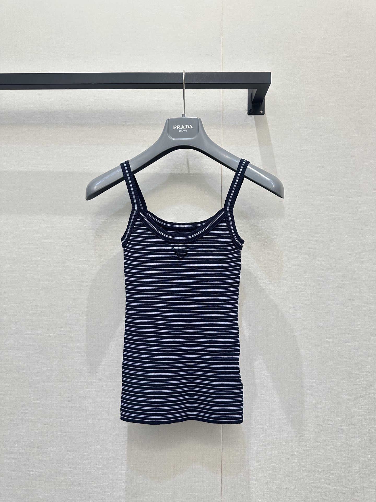 NO:738053,Pr*2026 early spring series striped vest, made of high-quality cotton fabric, soft and comfortable, with black and blue stripes, logo on the chest, full of brand sense, sleeveless design, slim cut, versatile to wear alone or inside, easily create a simple fashion style. The striped elements are classic and durable, can be easily used for daily leisure and vacation, it is a practical and fashionable must-have item! Spot sml real shot,,19860909Pr*2026早春系列条纹背心,采用高品质棉质面料,柔软舒适,黑蓝条纹配色,胸前logo标志,品牌感满满,无袖设计,剪裁修身,单穿或内搭都很百搭,轻松打造简约时尚风格.条纹元素经典耐看,日常休闲,度假都能轻松驾驭,是实用又时髦的必备单品!现货sml大货实拍,,,Women's clothing