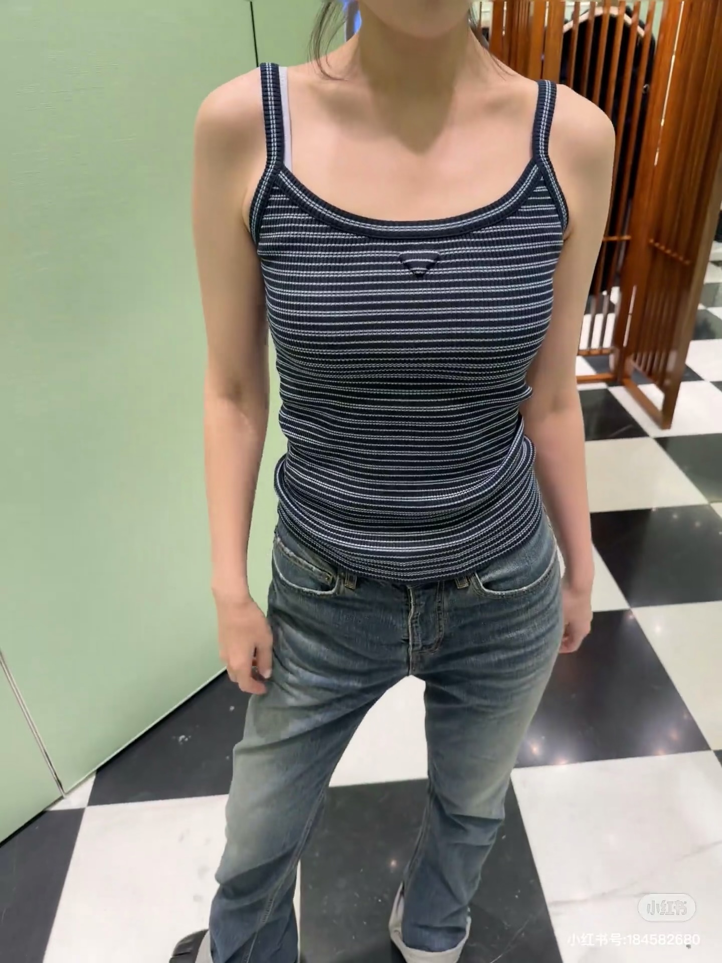 NO:738055,Pr*2026 early spring series striped vest, made of high-quality cotton fabric, soft and comfortable, with black and blue stripes, logo on the chest, full of brand sense, sleeveless design, slim cut, versatile to wear alone or inside, easily create a simple fashion style. The striped elements are classic and durable, can be easily used for daily leisure and vacation, it is a practical and fashionable must-have item! Ready in stock sml,,19860909Pr*2026早春系列条纹背心,采用高品质棉质面料,柔软舒适,黑蓝条纹配色,胸前logo标志,品牌感满满,无袖设计,剪裁修身,单穿或内搭都很百搭,轻松打造简约时尚风格.条纹元素经典耐看,日常休闲,度假都能轻松驾驭,是实用又时髦的必备单品!现货sml,,,Women's clothing