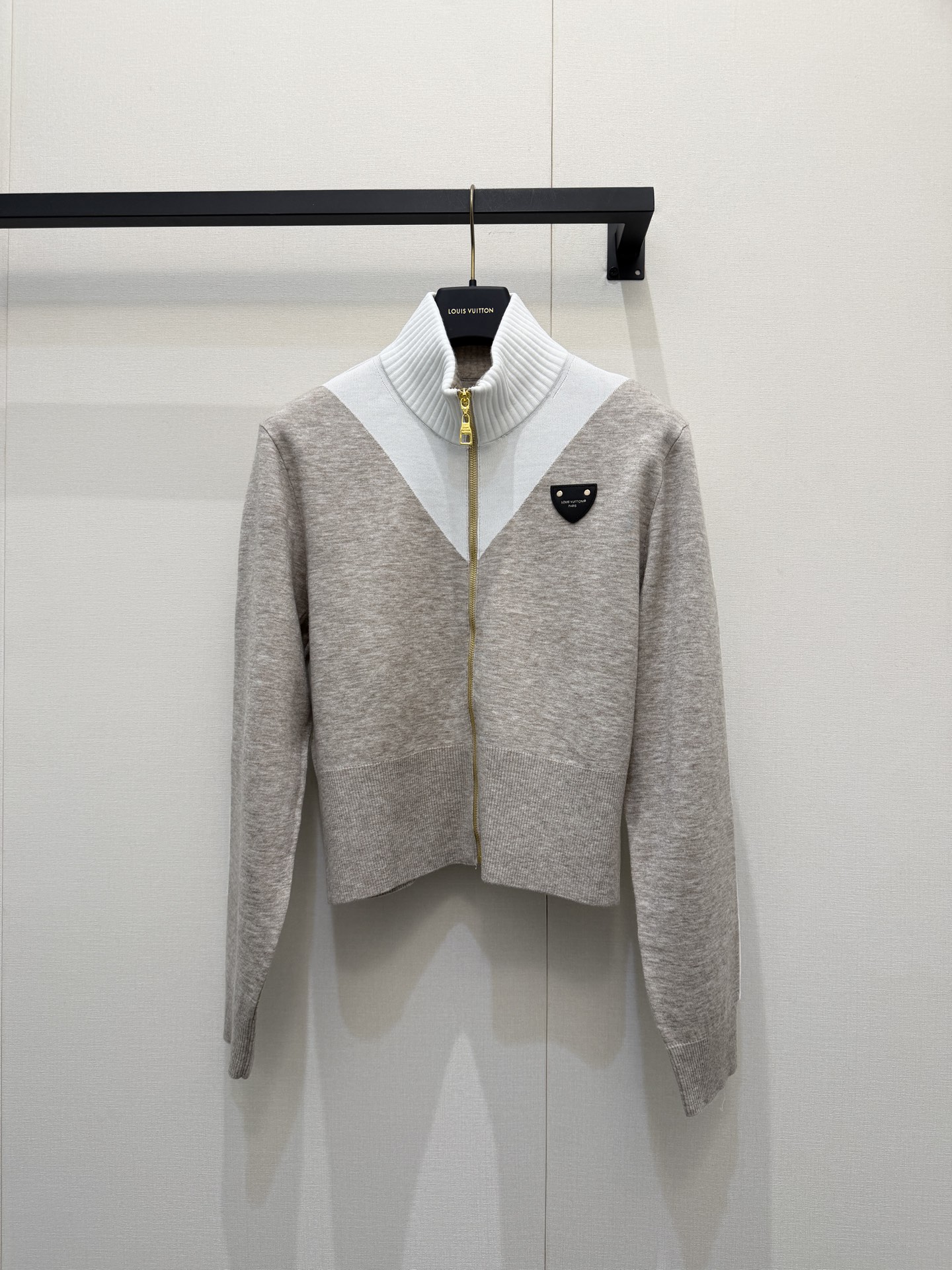 NO:739956,LV's small stand-up collar zipper jacket with triangle leather brand is embellished with a cowhide leather brand with the triangle brand logo on the chest, giving it a full sense of luxury!  The off-white contrasting color design brings an age-reducing atmosphere to the upper body. Exclusively customized imported yb sheep wool blended material. The casual jacket has a style that is not picky on the upper body and shows a high-end temperament. The hardware is stamped with the brand logo. The details are processed completely online. 1:1 awesome version. The latest item in early spring. Look for the exclusive high version. SML real shot of large goods,, louis vuitton, jackets & coats, jackets & coats, cowhide,19860909Lv 三角皮牌小立领拉链外套胸前做三角品牌徽标牛皮革皮牌点缀,高级感拉满！米白撞色设计上身自带减龄气息独家定制进口yb绵羊毛混纺材质,休闲夹克版型不挑人上身显高级气质,五金做品牌徽标钢印,细节处理完全在线,1:1超赞版型 早春最新单品 认准独家高版本 SML大货实拍,,louis vuitton,jackets & coats,jackets & coats,cowhide,,Women's clothing