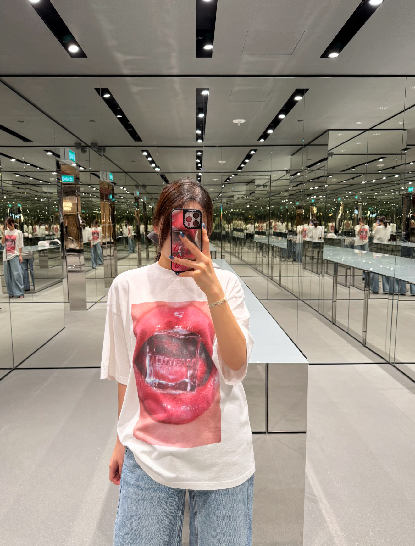 NO:739562,Alexanderwan* red lip print loose short-sleeves have a sweet and cool style with eye-catching effects, a great tool for fashionistas to create films!  The loose and wide version of the same style for men and women is super friendly to the body shape. The red lip ice cube print design on the front and the classic wang brand letter embellishment highlight the brand's unique street fashion style. It can be easily matched with various styles!  1:1 Awesome version, the latest spring and summer items, look out for the exclusive high version, in stock SML, T-shirt,19860909Alexanderwan* 红唇印花宽松短袖 自带吸睛效果的甜酷风格,潮人出片利器！男女同款宽松阔版对身材包容性超友好～正面红唇冰块印花设计,经典wang品牌字母点缀,彰显品牌独有的街头潮人风范,随意搭配各种风格都能轻松驾驭！1:1超赞版型,春夏最新单品,认准独家高版本 现货 SML,,T-shirt,,Women's clothing