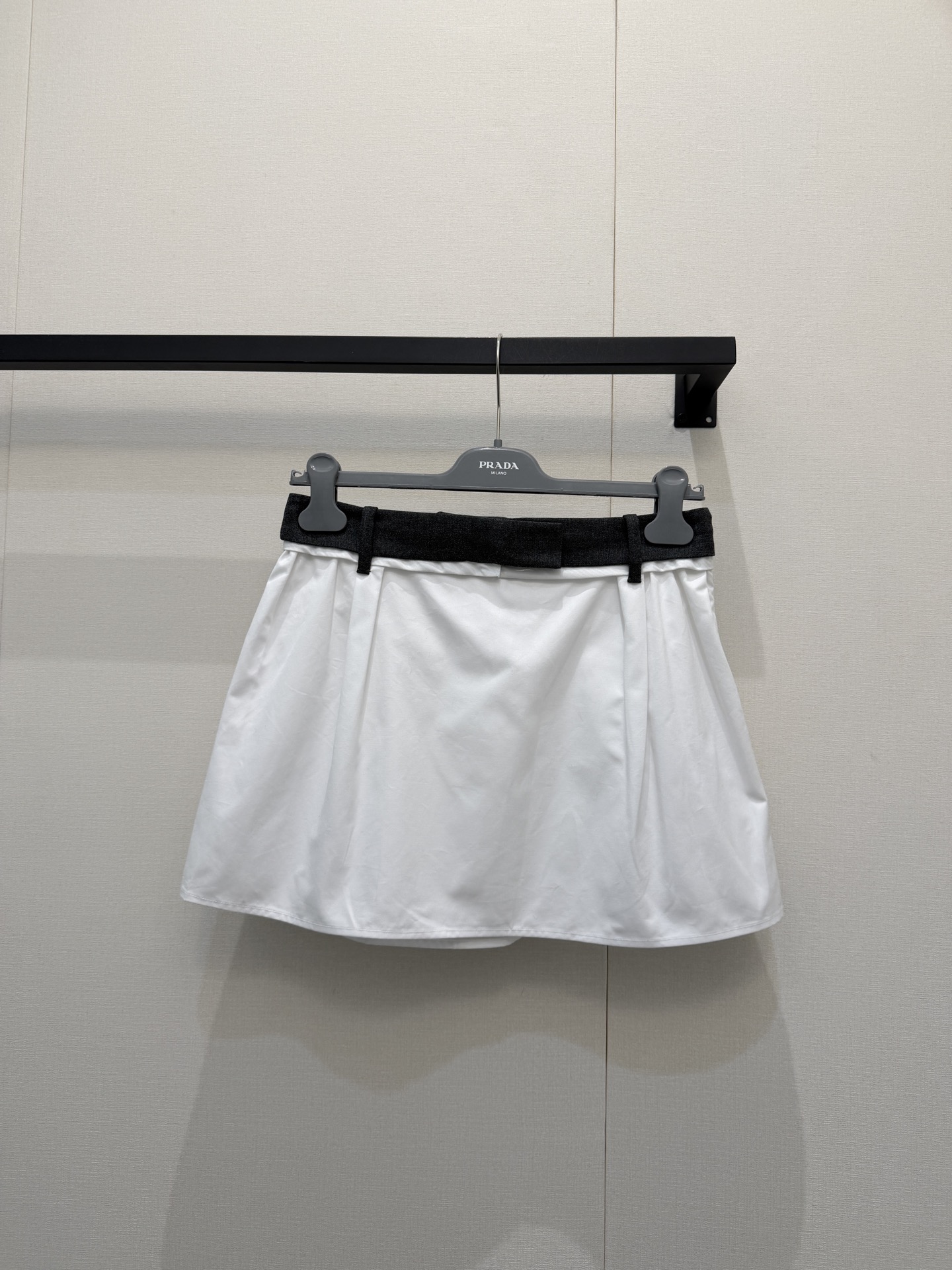 NO:738083,Prad* 26Ss early spring new style spliced ​​waist pleated white skirt丨 Exclusively developed by yb!  Top quality production! 裙身采用挺括的棉质面料,自带自然垂坠感,利落的A字廓形对身材包容度极高,能巧妙修饰腰臀线条.标志性的拼接腰头设计,以深灰色织带与纯白裙身形成视觉对比,暗藏品牌标志性的细节巧思；侧边褶皱与抽绳元素则增添了松弛随性的氛围感,可自由调节 裙身松紧.无论是搭配撞色针织衫打造甜酷少女风,还是内搭条纹Polo衫叠穿夹克演绎复古学院风,都能成为造型中的点睛之笔,是早春衣橱里兼具高级感与实穿性的核心单品.现货发售S/M/L大货实拍,,prada,skirts,jackets  & coats,19860909Prad* 26Ss早春新款 拼接腰头褶皱白色半身裙丨 独家yb开发！顶级高版出品！裙身采用挺括的棉质面料,自带自然垂坠感,利落的A字廓形对身材包容度极高,能巧妙修饰腰臀线条.标志性的拼接腰头设计,以深灰色织带与纯白裙身形成视觉对比,暗藏品牌标志性的细节巧思；侧边褶皱与抽绳元素则增添了松弛随性的氛围感,可自由调节裙身松紧.无论是搭配撞色针织衫打造甜酷少女风,还是内搭条纹Polo衫叠穿夹克演绎复古学院风,都能成为造型中的点睛之笔,是早春衣橱里兼具高级感与实穿性的核心单品.现货发售S/M/L大货实拍,,prada,skirts,jackets & coats,,Women's clothing