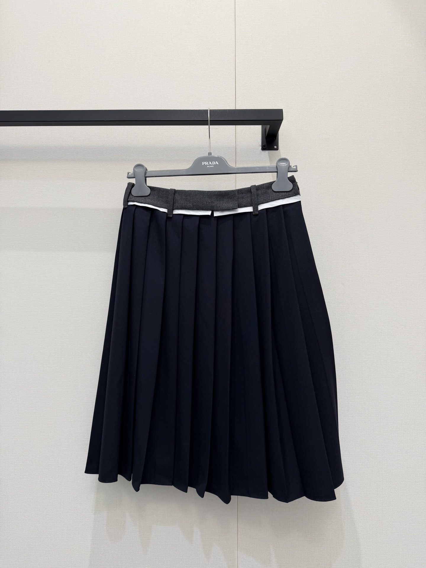 NO:738077,Prada new fabric skirt Pleated tweed and fabric fabric Contrast wool waistband Decorated with brand logo logo patch A-line cut Pleated silhouette hem Lined Recommended to buy Navy blue Spot SML bulk real shot, prada, skirts,19860909Prada 新品织物面料半身裙 褶裥粗花呢与织物面料 撞色羊毛腰头 饰品牌标识徽标贴饰 A字版型剪裁 百褶廓形下摆 有内衬 推荐入手 藏蓝色 现货SML大货实拍,,prada,skirts,,Women's clothing