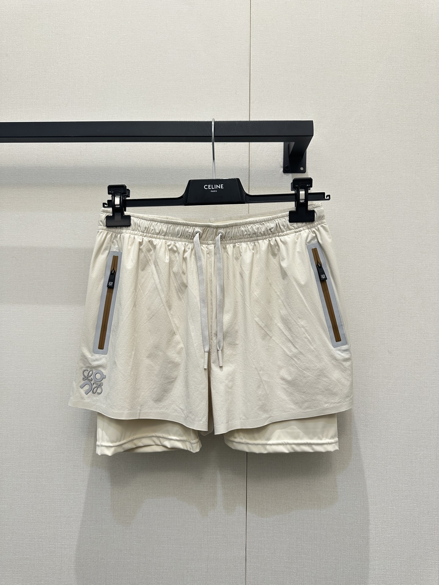 NO:739974,*26new Angpa Co-branded limited series fake two-piece sports yoga shorts are made of special glue material, the craftsmanship and quality are incredible, and the delivery time is time-consuming and labor-intensive!  The absolute best in the sports series!  A must-have artifact for outdoor activities. It is exclusively customized with imported YB quick-drying sports material. The inside is in the shape of shark trousers with loose shorts. The brand logo seal pattern is printed on the front and back. The overall style is simple and elegant. It is very suitable for yoga, fitness or outdoor!  This year's joint limited edition is really beautiful. 1:1 awesome version. The latest summer item. Be sure to look for the exclusive high version. SML's real shot of large products,,shorts,19860909*26new昂跑联名限定系列假两件运动瑜伽短裤特种压胶材质,工艺质感没得说,出货时间费时费人工！运动系列绝绝子！户外活动必备神器独家定制进口yb速干运动材质,内里鲨鱼五分裤版型搭配宽松版短裤,前后都做品牌徽标印章图案,整体风格简约大气,瑜伽健身或者户外都超合适的一款！今年的联名限定真的太好看啦1:1超赞版型 夏季最新单品 认准独家高版本 SML大货实拍,,shorts,,Women's clothing