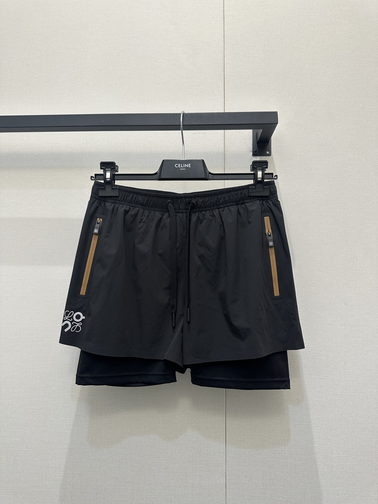 NO:739986,*26new Angpa Co-branded limited series fake two-piece sports yoga shorts are made of special glue material, the craftsmanship and quality are incredible, and the delivery time is time-consuming and labor-intensive!  The absolute best in the sports series!  A must-have artifact for outdoor activities. It is exclusively customized with imported YB quick-drying sports material. The inside is in the shape of shark trousers with loose shorts. The brand logo seal pattern is printed on the front and back. The overall style is simple and elegant. It is very suitable for yoga, fitness or outdoor!  This year's joint limited edition is really beautiful. 1:1 awesome version. The latest summer item. Be sure to look for the exclusive high version. SML's real shot of large products,,shorts,19860909*26new昂跑联名限定系列假两件运动瑜伽短裤特种压胶材质,工艺质感没得说,出货时间费时费人工！运动系列绝绝子！户外活动必备神器独家定制进口yb速干运动材质,内里鲨鱼五分裤版型搭配宽松版短裤,前后都做品牌徽标印章图案,整体风格简约大气,瑜伽健身或者户外都超合适的一款！今年的联名限定真的太好看啦1:1超赞版型 夏季最新单品 认准独家高版本 SML大货实拍,,shorts,,Women's clothing