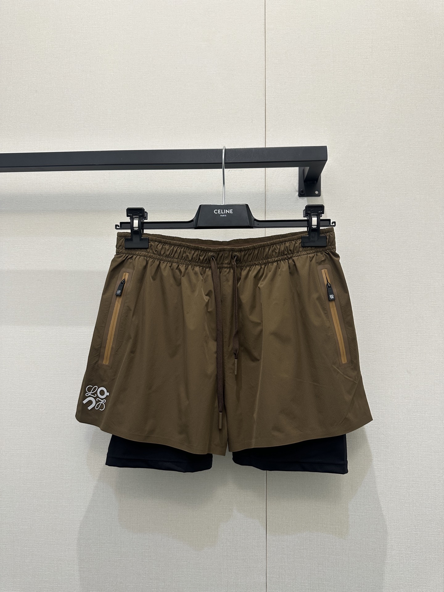 NO:739980,*26new Angpa Co-branded limited series fake two-piece sports yoga shorts are made of special glue material, the craftsmanship and quality are incredible, and the delivery time is time-consuming and labor-intensive!  The absolute best in the sports series!  A must-have artifact for outdoor activities. It is exclusively customized with imported YB quick-drying sports material. The inside is in the shape of shark trousers with loose shorts. The brand logo seal pattern is printed on the front and back. The overall style is simple and elegant. It is very suitable for yoga, fitness or outdoor!  This year's joint limited edition is really beautiful. 1:1 awesome version. The latest summer item. Be sure to look for the exclusive high version. SML's real shot of large products,,shorts,19860909*26new昂跑联名限定系列假两件运动瑜伽短裤特种压胶材质,工艺质感没得说,出货时间费时费人工！运动系列绝绝子！户外活动必备神器独家定制进口yb速干运动材质,内里鲨鱼五分裤版型搭配宽松版短裤,前后都做品牌徽标印章图案,整体风格简约大气,瑜伽健身或者户外都超合适的一款！今年的联名限定真的太好看啦1:1超赞版型 夏季最新单品 认准独家高版本 SML大货实拍,,shorts,,Women's clothing