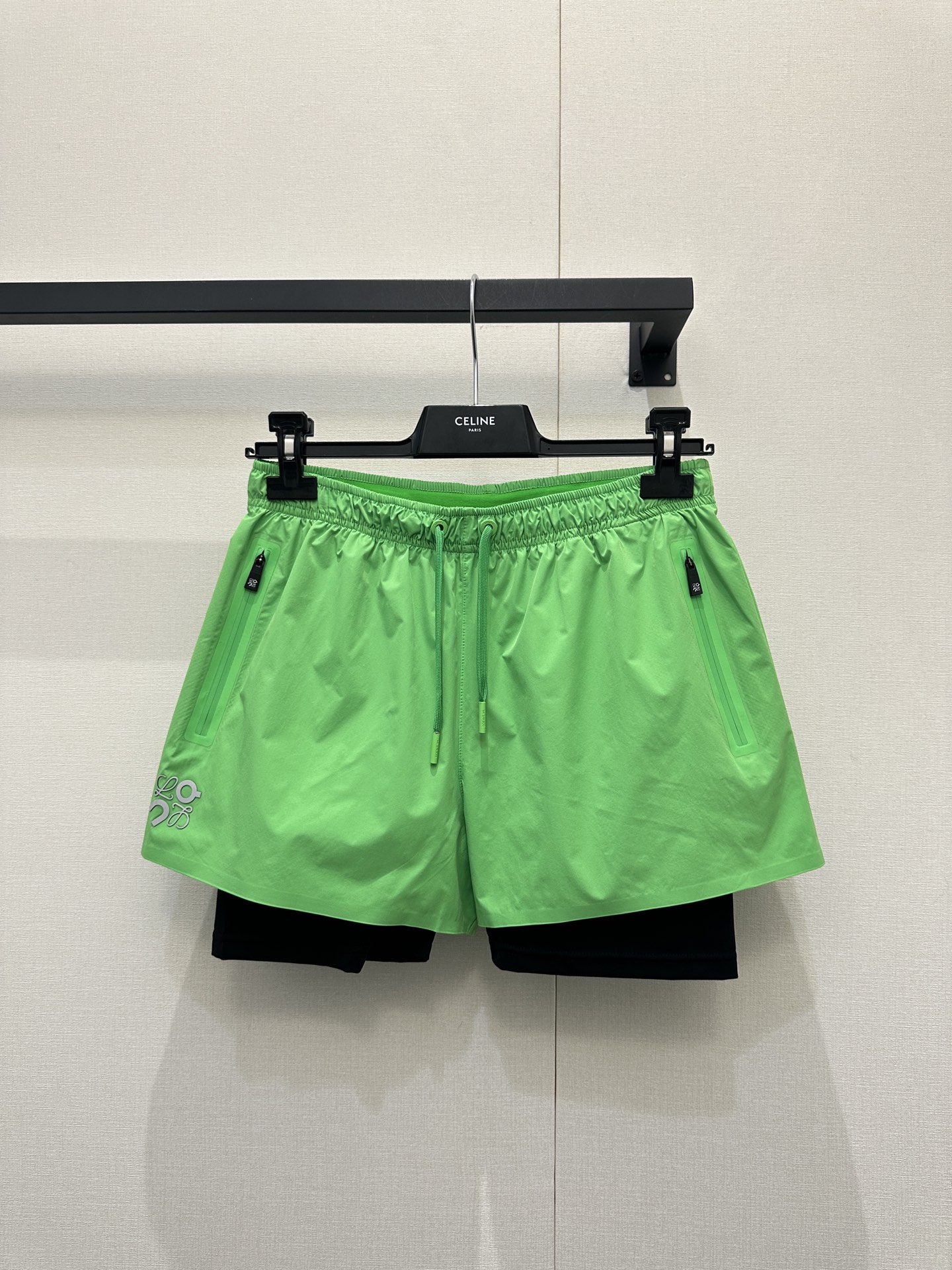 NO:739968,*26new Angpa Co-branded limited series fake two-piece sports yoga shorts are made of special glue material, the craftsmanship and quality are incredible, and the delivery time is time-consuming and labor-intensive!  The absolute best in the sports series!  A must-have artifact for outdoor activities. It is exclusively customized with imported YB quick-drying sports material. The inside is in the shape of shark trousers with loose shorts. The brand logo seal pattern is printed on the front and back. The overall style is simple and elegant. It is very suitable for yoga, fitness or outdoor!  This year's joint limited edition is really beautiful. 1:1 awesome version. The latest summer item. Be sure to look for the exclusive high version. SML's real shot of large products,,shorts,19860909*26new昂跑联名限定系列假两件运动瑜伽短裤特种压胶材质,工艺质感没得说,出货时间费时费人工！运动系列绝绝子！户外活动必备神器独家定制进口yb速干运动材质,内里鲨鱼五分裤版型搭配宽松版短裤,前后都做品牌徽标印章图案,整体风格简约大气,瑜伽健身或者户外都超合适的一款！今年的联名限定真的太好看啦1:1超赞版型 夏季最新单品 认准独家高版本 SML大货实拍,,shorts,,Women's clothing