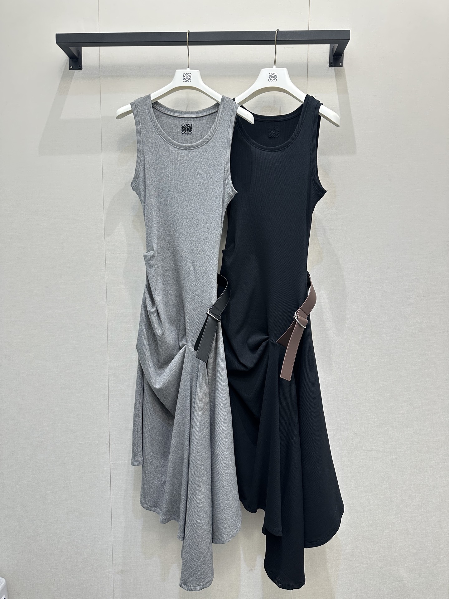 NO:739989,*26new Waist pleated belt vest dress with pleated waist design, paired with contrasting wide belt accessories, gives the upper body a full sense of luxury!  Exclusively customized imported YB cotton material, with classic logo embroidery embellishment on the back, highlighting the brand's unique relaxed charm!  The upper body wrap modifies the body proportions to be elegant and charming!  The overall shape of the three-dimensional tailoring is simple and elegant!  Highly recommended for self-preservation ~ 1:1 awesome version. The latest item in early spring. Look for the exclusive high version. SML real shots of large products,,skirts,19860909*26new腰间褶皱皮带背心连衣裙腰部褶皱设计,搭配撞色宽皮带配饰,上身高级感满满！ 独家定制进口yb棉材质,后背经典徽标logo刺绣点缀,突显品牌独有的松弛魅力！上身包裹修饰身材比例优雅迷人！立体剪裁整体造型简洁大气！强烈推荐自留款～1:1超赞版型 早春最新单品 认准独家高版本 SML大货实拍,,skirts,,Women's clothing