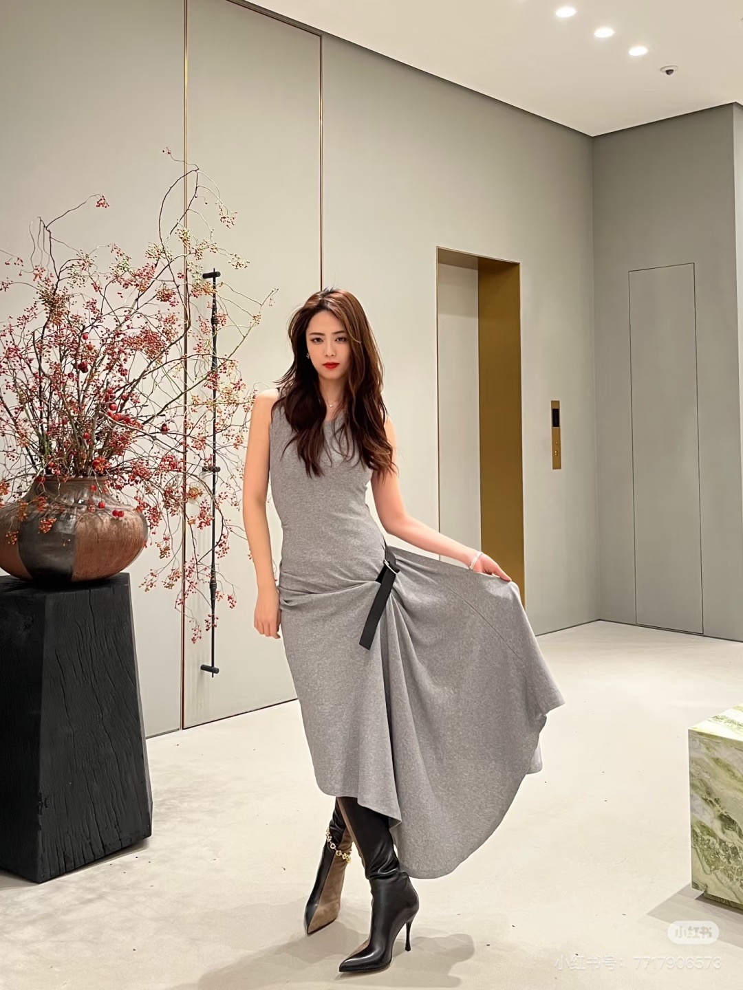 NO:739992,*26new Waist pleated belt vest dress with pleated waist design, paired with contrasting wide belt accessories, gives the upper body a full sense of luxury!  Exclusively customized imported YB cotton material, with classic logo embroidery embellishment on the back, highlighting the brand's unique relaxed charm!  The upper body wrap modifies the body proportions to be elegant and charming!  The overall shape of the three-dimensional tailoring is simple and elegant!  Highly recommended for personal use ~ 1:1 awesome version. The latest item in early spring. Look for the exclusive high version SML,,skirts,19860909*26new腰间褶皱皮带背心连衣裙腰部褶皱设计,搭配撞色宽皮带配饰,上身高级感满满！ 独家定制进口yb棉材质,后背经典徽标logo刺绣点缀,突显品牌独有的松弛魅力！上身包裹修饰身材比例优雅迷人！立体剪裁整体造型简洁大气！强烈推荐自留款～1:1超赞版型 早春最新单品 认准独家高版本 SML,,skirts,,Women's clothing