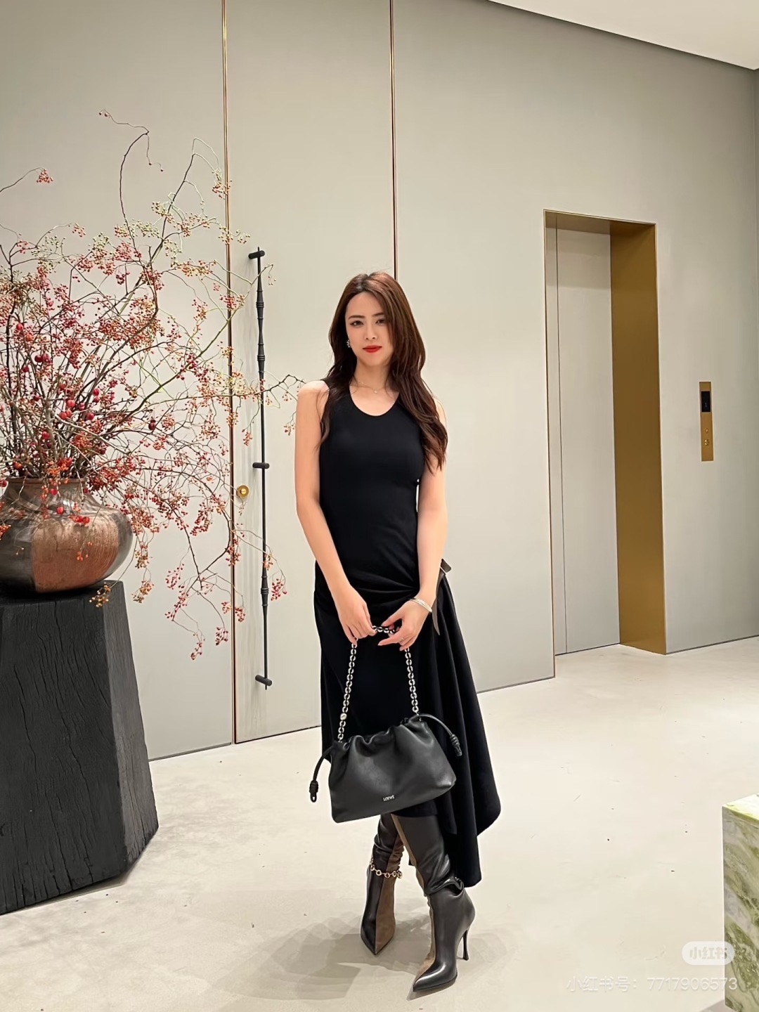 NO:739966,*26new Waist pleated belt vest dress with pleated waist design, paired with contrasting wide belt accessories, gives the upper body a full sense of luxury!  Exclusively customized imported YB cotton material, with classic logo embroidery embellishment on the back, highlighting the brand's unique relaxed charm!  The upper body wrap modifies the body proportions to be elegant and charming!  The overall shape of the three-dimensional tailoring is simple and elegant!  Highly recommended for personal use ~ 1:1 awesome version. The latest item in early spring. Look for the exclusive high version SML,,skirts,19860909*26new腰间褶皱皮带背心连衣裙腰部褶皱设计,搭配撞色宽皮带配饰,上身高级感满满！ 独家定制进口yb棉材质,后背经典徽标logo刺绣点缀,突显品牌独有的松弛魅力！上身包裹修饰身材比例优雅迷人！立体剪裁整体造型简洁大气！强烈推荐自留款～1:1超赞版型 早春最新单品 认准独家高版本 SML,,skirts,,Women's clothing