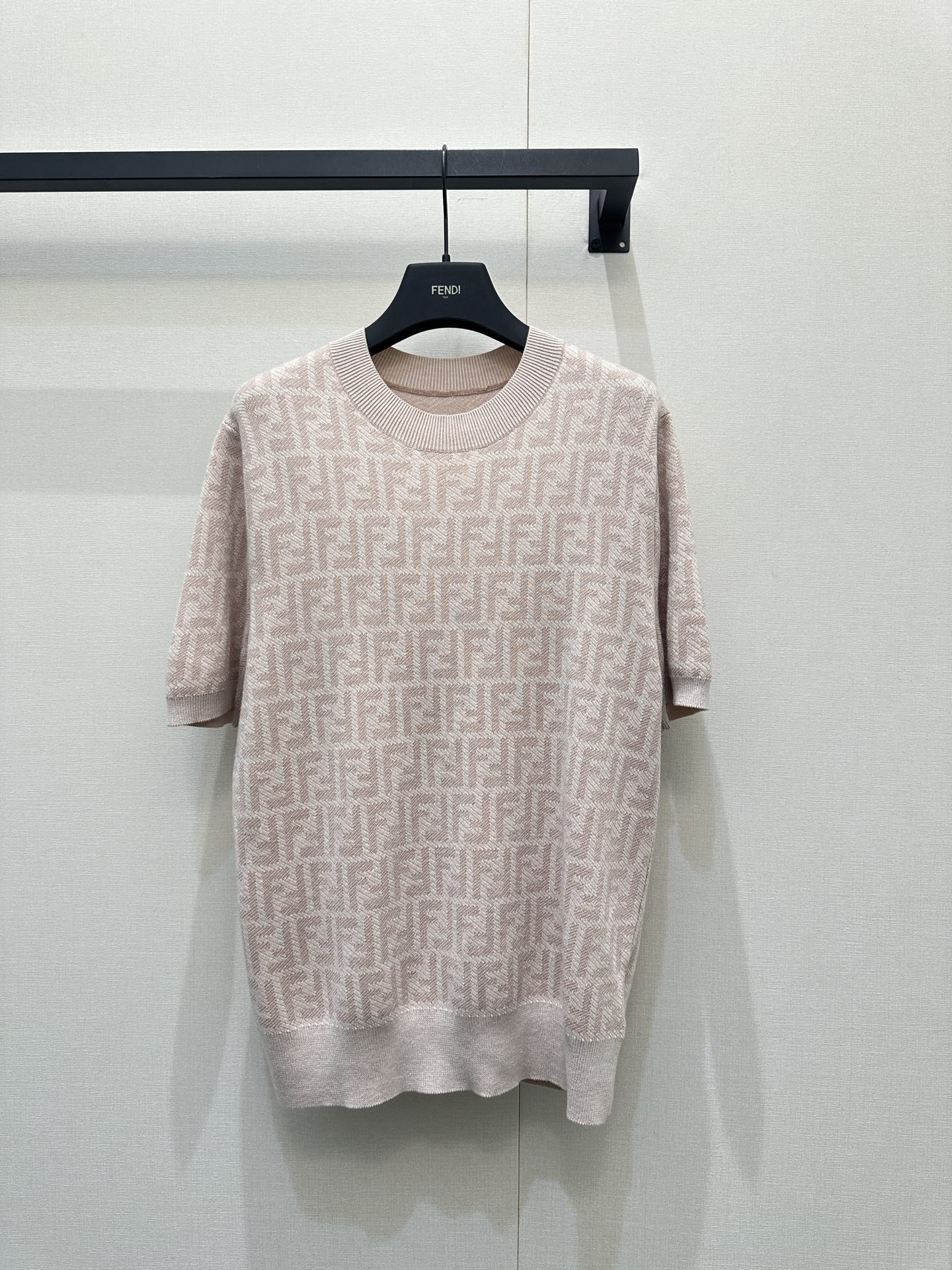 NO:739972,*26new double F presbyopic mulberry silk wool round neck short sleeves. The perfect pink color is matched with customized mulberry silk and sheep wool fabrics. The upper body is as smooth and soft as milk and skin-friendly. Exclusively customized imported yb mulberry silk and sheep wool blend material. The whole body is designed with the brand's representative double F presbyopic pattern. The upper body shows a retro old money atmosphere!  The round neck and long sleeves design is simple and fashionable on the upper body ~ 1:1 awesome version. The latest item in early spring. Be sure to look for the exclusive high version. SML’s real product, T-shirt,19860909*26new双F老花桑蚕丝羊毛圆领短袖 恰到好处的粉色搭配定制桑蚕丝绵羊毛面料,上身如牛奶般地丝滑软糯亲肤舒适 独家定制进口yb桑蚕丝绵羊毛混纺材质,通体用品牌代表性双F老花图案设计,上身彰显复古老钱气息！圆领长袖版型设计上身简约又时髦～1:1超赞版型 早春最新单品 认准独家高版本 SML大货实拍,,T-shirt,,Women's clothing