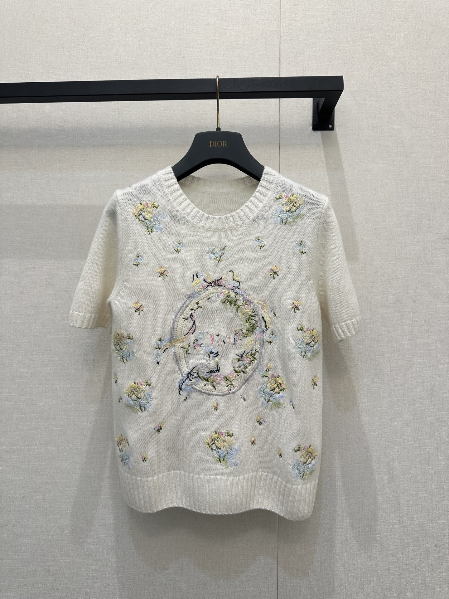 NO:750263,The gentle yet tough knitted beauty of Dio*26's new floral roulette sweater is like a dream in a secret garden, making people fall into the realm of flowers at a glance. The cashmere gives a comfortable experience, the upper body is light and thin and can maintain a constant temperature, and the delicate and exquisite inlay embroidery makes people look so gentle. It comes with a romantic filter and can easily wear it with a high-end feel. Actual photos of SML products, dior, sweaters,19860909Dio*26新款花卉轮盘毛衣温柔而坚韧的针织之美,很像秘密花园里的梦境,让人一眼坠入繁花之境,羊绒给的舒适体验感,上身轻薄又能保持恒温,细腻又精致的嵌织刺绣,显的人好温柔,自带浪漫滤镜,轻松穿出高级感.SML大货实拍,,dior,sweaters,,Women's clothing