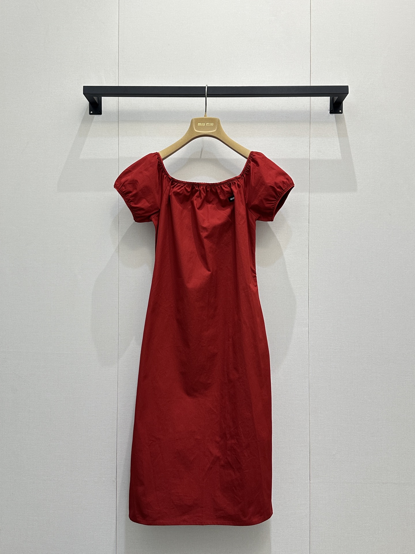 NO:750257,*26new letter logo one-shoulder A-line dress with waisted A-line upper body is very slim ~ you can create a classic Miu style layering formula yyds with any combination!  Exclusively customized imported yb cotton material, the fabric texture is light and comfortable, one-shoulder lace elements, logo and letter embroidery contrasting design, highlighting the brand's high-end concept ~ a classic model that is versatile and not picky, 1:1 awesome version, the latest item in early spring, look for the exclusive high version SML real shot of large goods,, miumiu, skirts,19860909*26new字母徽标一字肩A字连衣裙收腰A字版型上身非常显瘦～随意搭配都能打造经典Miu系叠穿搭配公式yyds！ 独家定制进口yb棉材质,面料质感轻盈舒适,一字肩蕾丝花边元素徽标字母刺绣撞色设计,彰显品牌高端理念～百搭不挑人的经典款,1:1超赞版型 早春最新单品,认准独家独家高版本 SML大货实拍,,miumiu,skirts,,Women's clothing