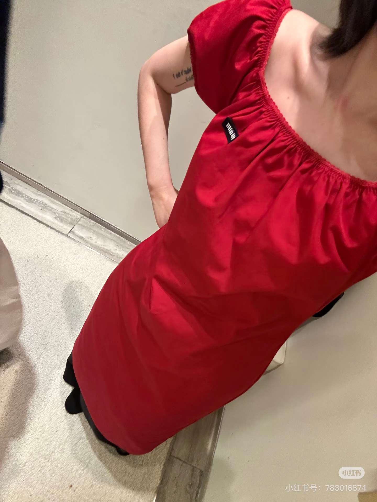 NO:750260,*26new letter logo one-shoulder A-line dress with waisted A-line upper body is very slim ~ you can create a classic Miu style layering formula yyds with any combination!  Exclusively customized imported yb cotton material, the fabric texture is light and comfortable, one-shoulder lace elements, logo and letter embroidery contrasting design, highlighting the brand's high-end concept ~ a classic model that is versatile and not picky, 1:1 awesome version, the latest item in early spring, look for the exclusive high version SML,, miumiu, skirts,19860909*26new字母徽标一字肩A字连衣裙收腰A字版型上身非常显瘦～随意搭配都能打造经典Miu系叠穿搭配公式yyds！ 独家定制进口yb棉材质,面料质感轻盈舒适,一字肩蕾丝花边元素徽标字母刺绣撞色设计,彰显品牌高端理念～百搭不挑人的经典款,1:1超赞版型 早春最新单品,认准独家独家高版本 SML,,miumiu,skirts,,Women's clothing