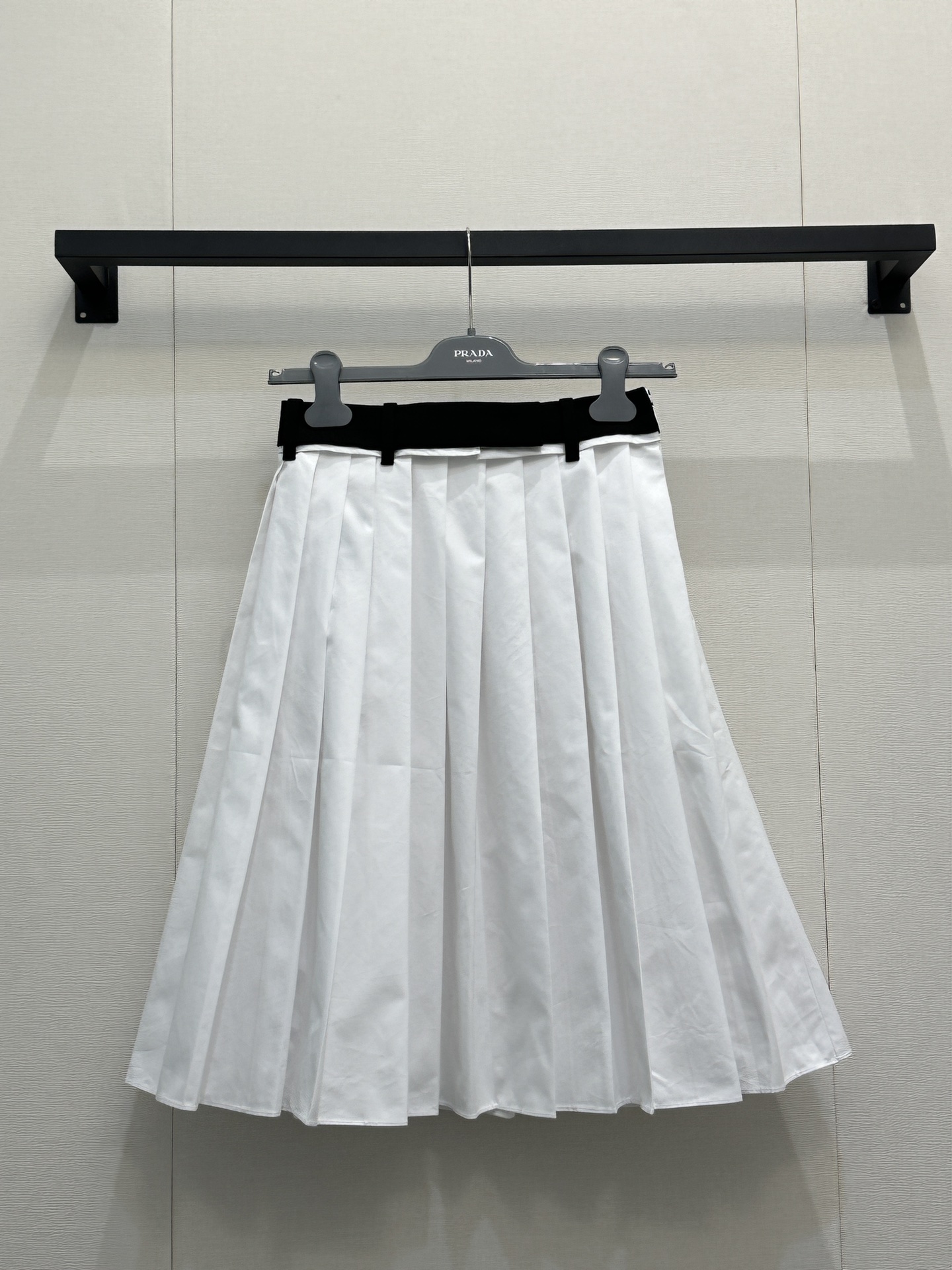 NO:750251,Prad* 26Ss early spring new high-waist logo long pleated skirt丨Exclusively developed!  Top quality production!  It is made of crisp cotton blended fabric and is shaped by a special pleating process. The pleats are three-dimensional and not easy to deform. It moves like a flowing organ and has an elegant rhythm. The high-waisted tailoring is matched with the iconic triangle logo belt to accurately lift the waistline and easily create a golden ratio of 30 to 70, which is especially friendly to small people and pear-shaped figures. The pure off-white color comes with a soft light filter, which can be paired with a college-style knitted Polo shirt to create a retro commuting look!  Spot sale S/M/L large goods real shot, prada, skirts, gold,19860909Prad* 26Ss早春新款 高腰徽标长款百褶半身裙丨独家开发！顶级高版出品！采用挺括的棉质混纺面料,经特殊压褶工艺定型,褶裥立体分明且不易变形,走动间如流动的风琴,自带优雅韵律.高腰剪裁搭配标志性的三角徽标腰带,精准提升腰线,轻松打造三七分黄金比例,对小个子和梨形身材尤为友好.纯净的米白色调自带柔光滤镜,既能搭配学院风针织Polo衫打造复古通勤造型！现货发售S/M/L大货实拍,,prada,skirts,gold,,Women's clothing