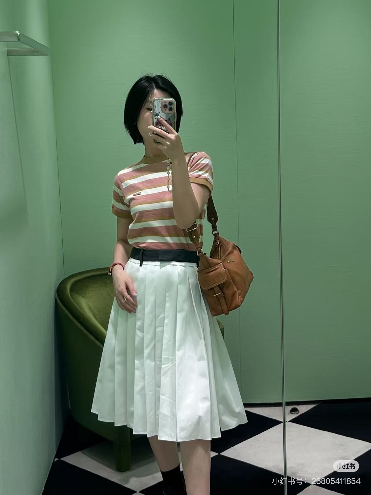 NO:750254,Prad* 26Ss early spring new high-waist logo long pleated skirt丨Exclusively developed!  Top quality production!  It is made of crisp cotton blended fabric and is shaped by a special pleating process. The pleats are three-dimensional and not easy to deform. It moves like a flowing organ and has an elegant rhythm. The high-waisted tailoring is matched with the iconic triangle logo belt to accurately lift the waistline and easily create a golden ratio of 30 to 70, which is especially friendly to small people and pear-shaped figures. The pure off-white color comes with a soft light filter, which can be paired with a college-style knitted Polo shirt to create a retro commuting look!  Available in stock S/M/L,,prada,skirts,gold,19860909Prad* 26Ss早春新款 高腰徽标长款百褶半身裙丨独家开发！顶级高版出品！采用挺括的棉质混纺面料,经特殊压褶工艺定型,褶裥立体分明且不易变形,走动间如流动的风琴,自带优雅韵律.高腰剪裁搭配标志性的三角徽标腰带,精准提升腰线,轻松打造三七分黄金比例,对小个子和梨形身材尤为友好.纯净的米白色调自带柔光滤镜,既能搭配学院风针织Polo衫打造复古通勤造型！现货发售S/M/L,,prada,skirts,gold,,Women's clothing