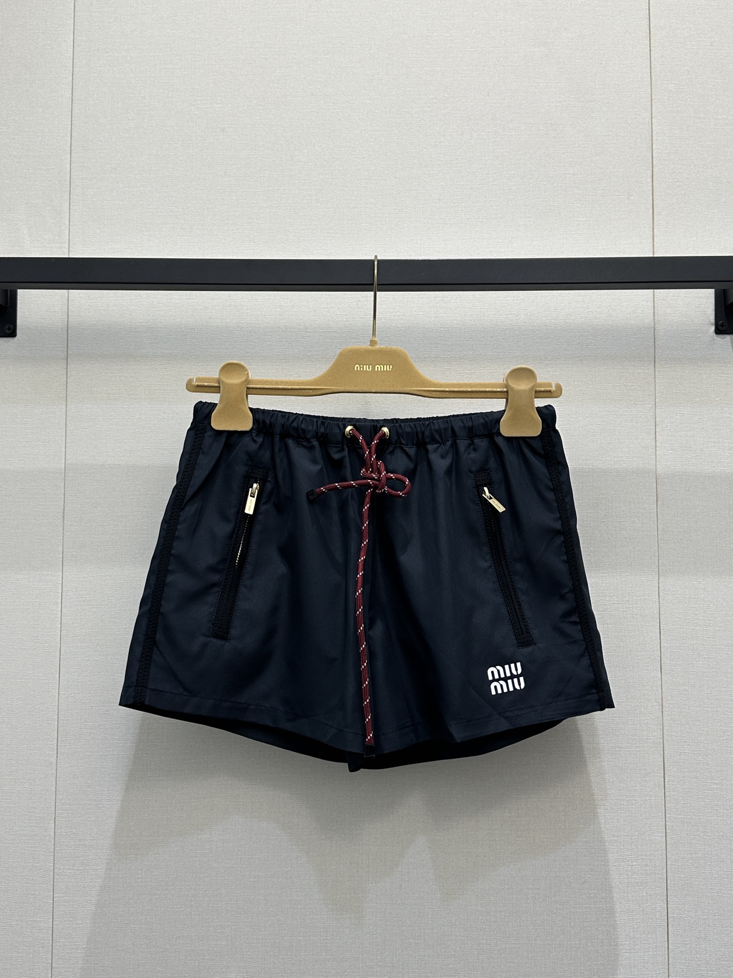 NO:751048,(Shorts)) *26new logo lettered loose nylon hooded jacket is made of environmentally friendly regenerated nylon. The texture has a silk luster and is stylish to wear. The overall body is made of plain color and is embellished with contrasting cable drawstrings. The perfect contrasting color combination makes the upper body look white and sweet!  Exclusively customized imported yb recycled environmentally friendly nylon material, the thin fabric is breathable and comfortable, and the classic brand small logo is low-key embellishment. You can easily match it with any combination to create a girly and street-like atmosphere. Wear it out on the street and the number of heads will turn heads!  1:1 awesome version, the latest items in early spring, look out for the exclusive high version, SML real shots of large products, shorts, jackets & coats, hats,19860909（短裤））*26new徽标字母宽松尼龙连帽外套定制环保再生尼龙材质,质感自带丝绸光泽,穿搭有型,整体以素色为基底,点缀撞色绞花抽绳,恰到好处的撞色搭配,上身显白又甜美！ 独家定制进口yb再生环保尼龙材质,轻薄的面料透气又舒适,经典品牌小logo低调点缀,随意搭配都能轻松拿捏少女感与街头感兼具的穿搭氛围,出街穿它回头率爆表！1:1超赞版型,早春最新单品,认准独家高版本 SML大货实拍,,shorts,jackets & coats,hats,,Women's clothing