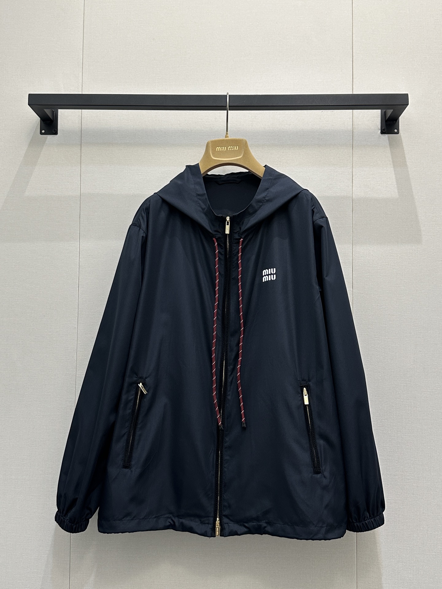 NO:751053,(Coat) *26new logo lettered loose nylon hooded jacket is made of environmentally friendly regenerated nylon. The texture has a silky luster and is stylish to wear. The whole is made of plain color and is embellished with contrasting cable drawstrings. The perfect contrasting color combination makes the upper body look white and sweet!  Exclusively customized imported yb recycled environmentally friendly nylon material, the thin fabric is breathable and comfortable, and the classic brand small logo is low-key embellishment. You can easily match it with any combination to create a girly and street-like atmosphere. Wear it out on the street and the number of heads will turn heads!  1:1 Awesome version, the latest items in early spring, look out for the exclusive high version SML real shots of large products, jackets & coats, hats,19860909（外套）*26new徽标字母宽松尼龙连帽外套定制环保再生尼龙材质,质感自带丝绸光泽,穿搭有型,整体以素色为基底,点缀撞色绞花抽绳,恰到好处的撞色搭配,上身显白又甜美！ 独家定制进口yb再生环保尼龙材质,轻薄的面料透气又舒适,经典品牌小logo低调点缀,随意搭配都能轻松拿捏少女感与街头感兼具的穿搭氛围,出街穿它回头率爆表！1:1超赞版型,早春最新单品,认准独家高版本 SML大货实拍,,jackets & coats,hats,,Women's clothing