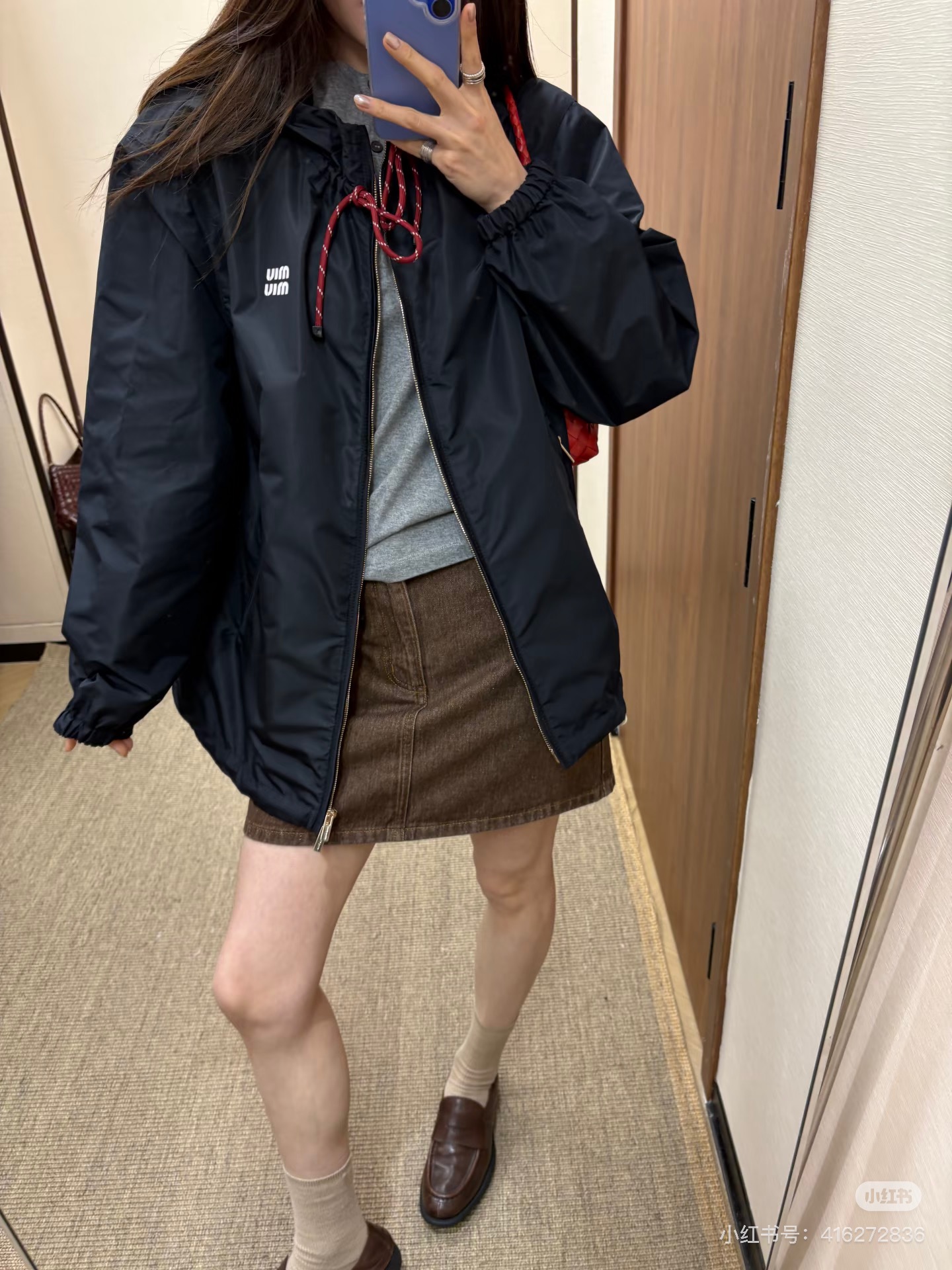 NO:751058,(Shorts) (Jacket) *26new logo lettered loose nylon hooded jacket is made of environmentally friendly regenerated nylon. The texture has a silky luster and is stylish to wear. The whole is made of plain color and is embellished with contrasting cable drawstrings. The perfect contrasting color combination makes the upper body look white and sweet!  Exclusively customized imported yb recycled environmentally friendly nylon material, the thin fabric is breathable and comfortable, and the classic brand small logo is low-key embellishment. You can easily match it with any combination to create a girly and street-like atmosphere. Wear it out on the street and the number of heads will turn heads!  1:1 awesome version, the latest item in early spring, look out for the exclusive high version SML, shorts, jackets & coats, hats,19860909（短裤）（外套）*26new徽标字母宽松尼龙连帽外套定制环保再生尼龙材质,质感自带丝绸光泽,穿搭有型,整体以素色为基底,点缀撞色绞花抽绳,恰到好处的撞色搭配,上身显白又甜美！ 独家定制进口yb再生环保尼龙材质,轻薄的面料透气又舒适,经典品牌小logo低调点缀,随意搭配都能轻松拿捏少女感与街头感兼具的穿搭氛围,出街穿它回头率爆表！1:1超赞版型,早春最新单品,认准独家高版本 SML,,shorts,jackets & coats,hats,,Women's clothing