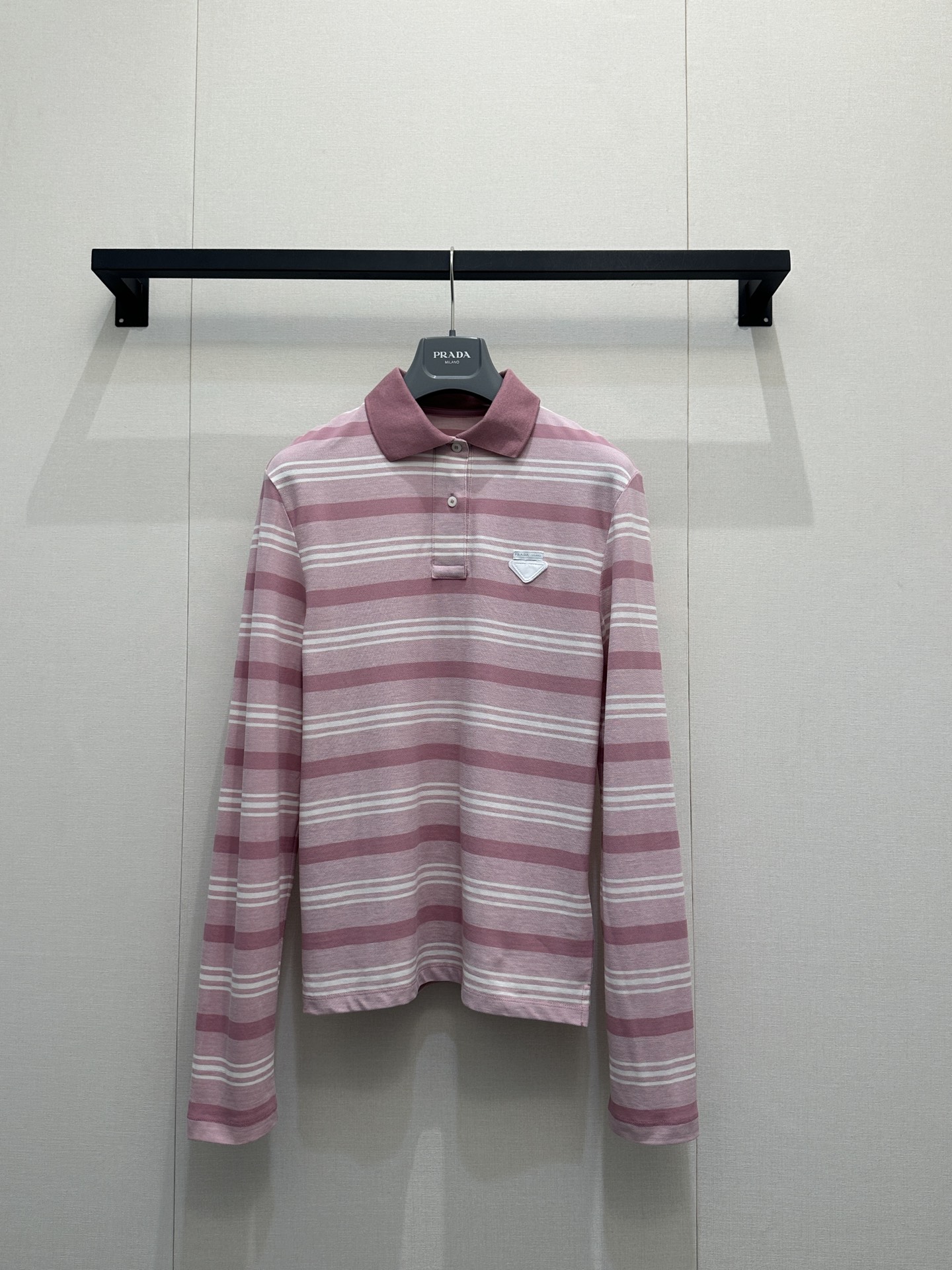 NO:751063,Prad*26new letter triangle logo piqué cotton striped lapel Polo long sleeves. The lapel polo style upper body modifies the shoulder and neck lines, and the texture is great!  Exclusively customized with yb imported cotton material, the dressing style is changeable ~ daily matching with various bottoms, easy and stress-free!  It is a very good combination to wear alone or layered. ootd 1:1 awesome version, the latest summer item, look for the exclusive high version. Ready-made SML large goods, real shots,, prada,19860909Prad*26new 字母三角标珠地棉条纹翻领Polo长袖 翻领polo版型上身修饰肩颈线条,质感超赞！独家定制yb进口棉材质,穿搭风格多变～日常搭配各种下装,轻松无压力！单穿叠搭都是非常不错的搭配ootd 1:1超赞版型,夏季最新单品,认准独家高版本 现货 SML大货实拍,,prada,,Women's clothing