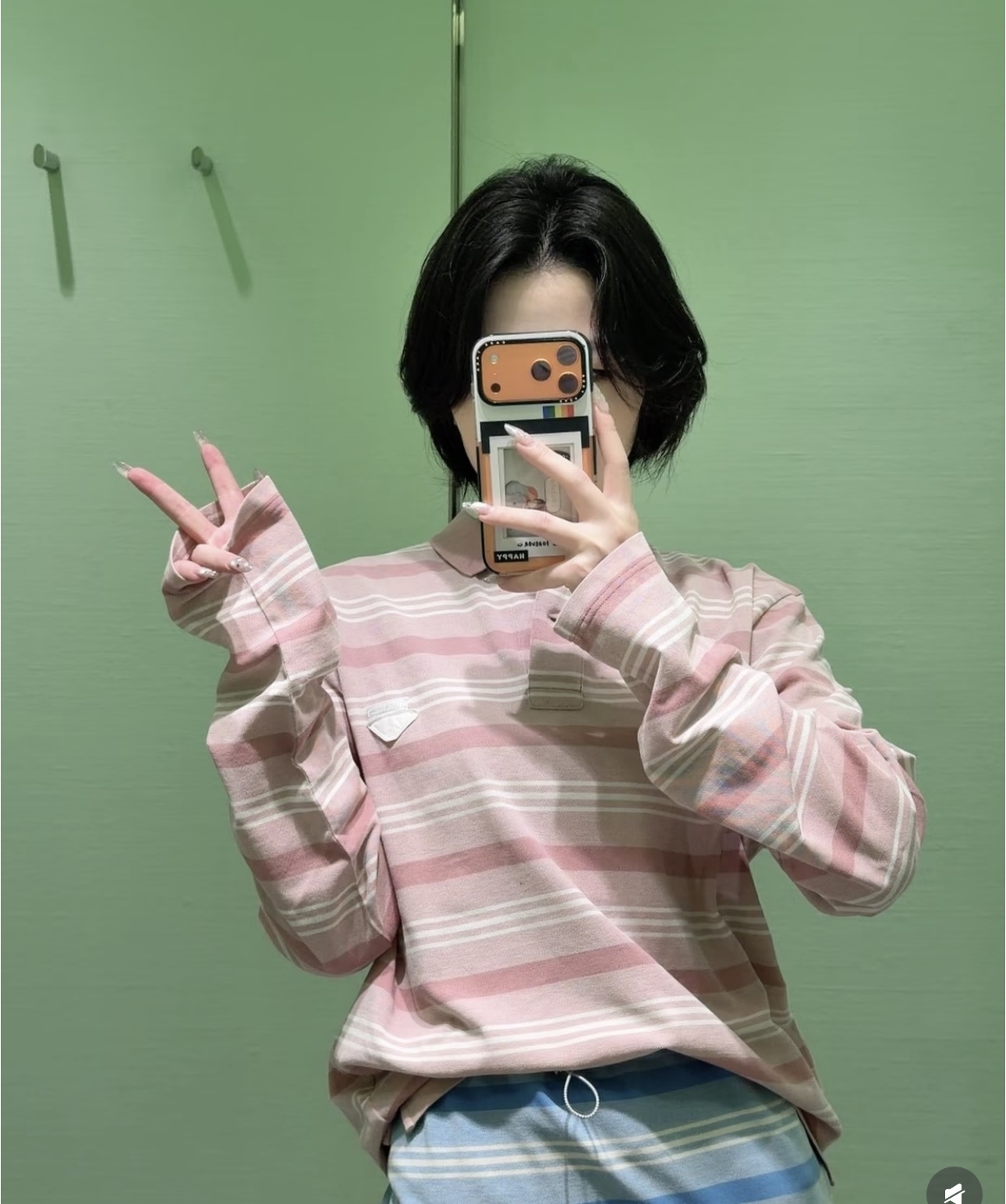 NO:751066,Prad*26new letter triangle logo piqué cotton striped lapel Polo long sleeves. The lapel polo style upper body modifies the shoulder and neck lines, and the texture is great!  Exclusively customized with yb imported cotton material, the dressing style is changeable ~ daily matching with various bottoms, easy and stress-free!  It is a very good combination when worn alone or layered. ootd 1:1 awesome version, the latest summer item, look for the exclusive high version. In stock SML, prada,19860909Prad*26new 字母三角标珠地棉条纹翻领Polo长袖 翻领polo版型上身修饰肩颈线条,质感超赞！独家定制yb进口棉材质,穿搭风格多变～日常搭配各种下装,轻松无压力！单穿叠搭都是非常不错的搭配ootd 1:1超赞版型,夏季最新单品,认准独家高版本 现货 SML,,prada,,Women's clothing