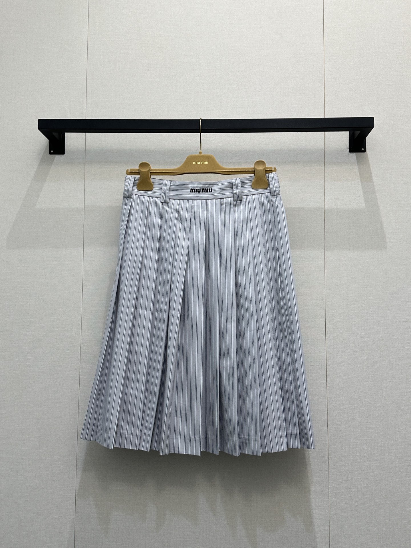 NO:751682,(Skirt) *25new blue and gray striped pleated mid skirt. The blue and gray pinstripes come with a French lazy filter. The pleated mid skirt has a loose version, which is an 'atmospheric weapon' to hide the flesh and make you look slim ~ Exclusively customized imported yb cotton material. The logo letter embroidery is a low-key and exquisite logo. It is unobtrusive but you can recognize the brand at a glance. The pleats are fine and stiff. When you walk, the skirt sways like water waves. It is gentle and has the agility of a girl!  1:1 Awesome version, the latest early autumn items, look out for the exclusive high version SML real shots of large products,,skirts,19860909（半身裙）*25new蓝灰条纹百褶中裙蓝灰细条纹自带法式慵懒滤镜,百褶中裙宽松版型,是藏肉显瘦的“氛围利器”～ 独家定制进口yb棉材质,徽标字母刺绣是低调的精致标识,不张扬却一眼识牌,褶皱细密又挺括,走动时裙摆像水波一样轻晃,温柔里带着少女的灵动！1:1超赞版型,早秋最新单品,认准独家高版本 SML大货实拍,,skirts,,Women's clothing