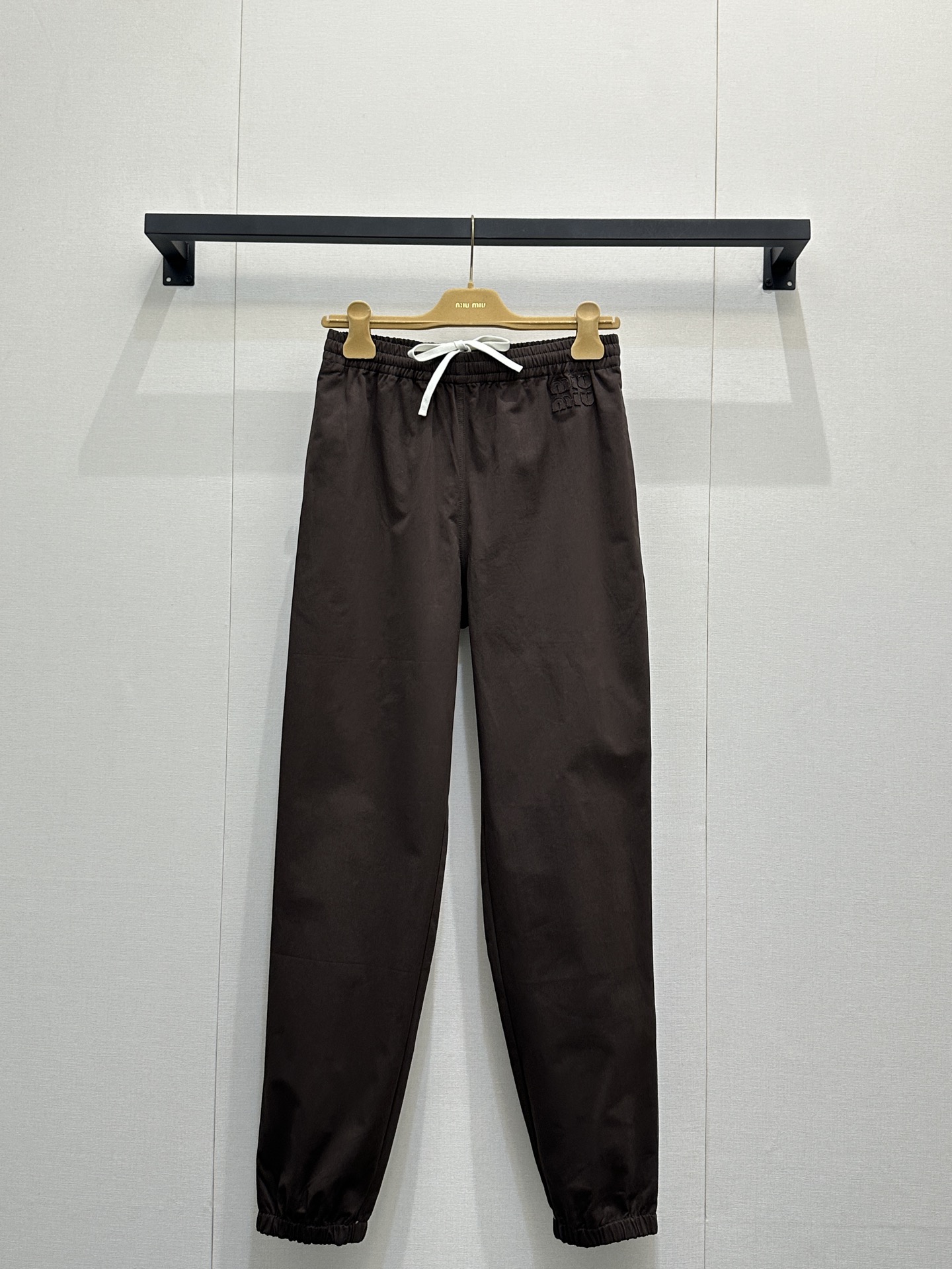 NO:751688,Miumiu26 new early spring brown casual pants, these pants are made of cotton fabric, with a casual style and the comfort of pure cotton. Decorated with a small embroidered logo on the back, it is simple but highly recognizable. It is another pair of practical, durable and fashionable pants, SML’s real shot of the product,, miumiu,19860909Miumiu26早春新款棕色休闲裤,这款裤子是棉质面料的,具有休闲的风格又有纯棉的舒适,后面装饰小刺绣logo,简约却极具辨识度.又是一条实穿 耐穿又时尚的神裤,SML大货实拍,,miumiu,,Women's clothing