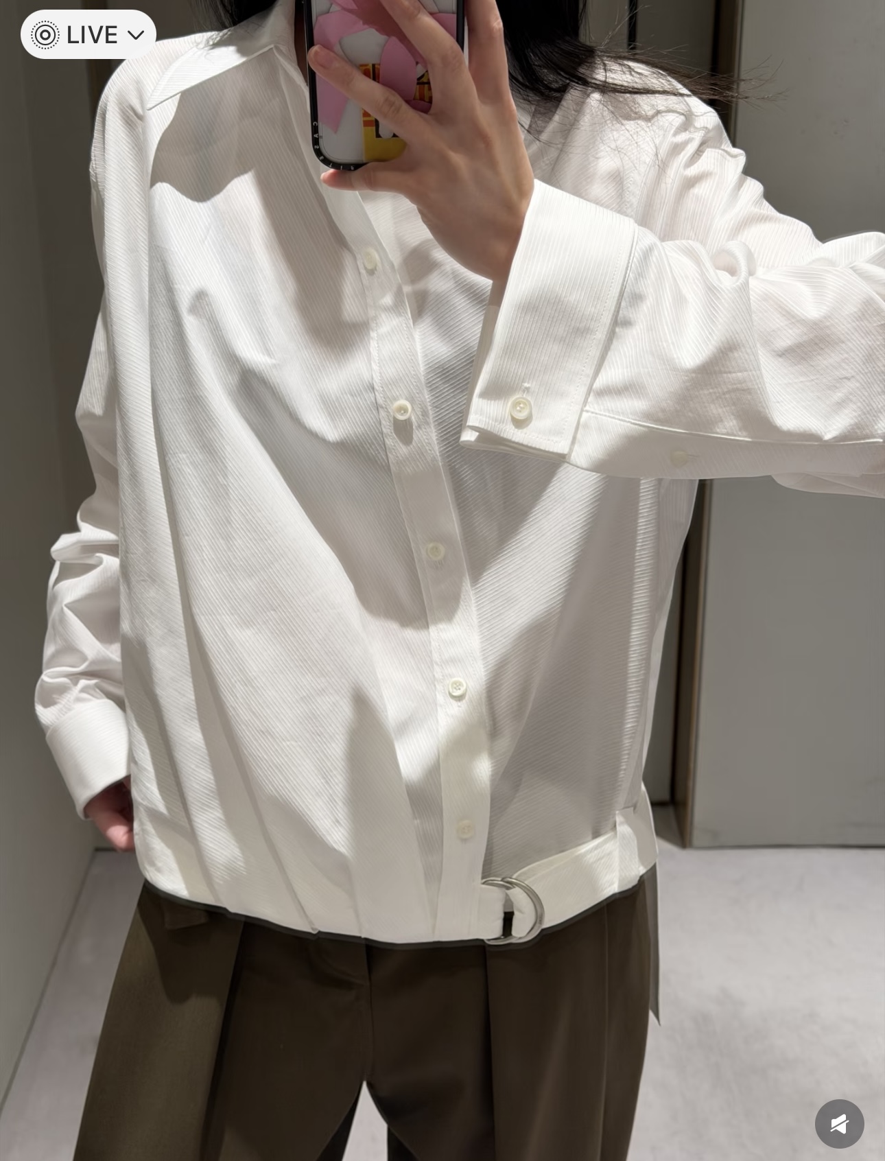 NO:751694,Loew*26 New Style I finally got this shirt from Loew! I love the asymmetrical design. The asymmetrical twisted silhouette + side belt design perfectly captures the lazy and delicate feeling. The loose version is super tolerant to the figure, and the belt can also pinch out the waistline, so it will not look bloated at all. Even if it is worn by fat sisters, it will look super slim!  SML,,loewe,loewe,shirts,19860909Loew*26新款 终于蹲到罗意威这款衬衫!不对称设计爱惨 不对称的扭曲廓形+侧边腰带设计,把慵懒又精致的感觉拿捏得死死的.宽松版型对身材超包容,系上腰带还能掐出腰线,完全不会显得臃肿,哪怕是微胖姐妹穿也超显瘦！SML,,loewe,loewe,shirts,,Women's clothing