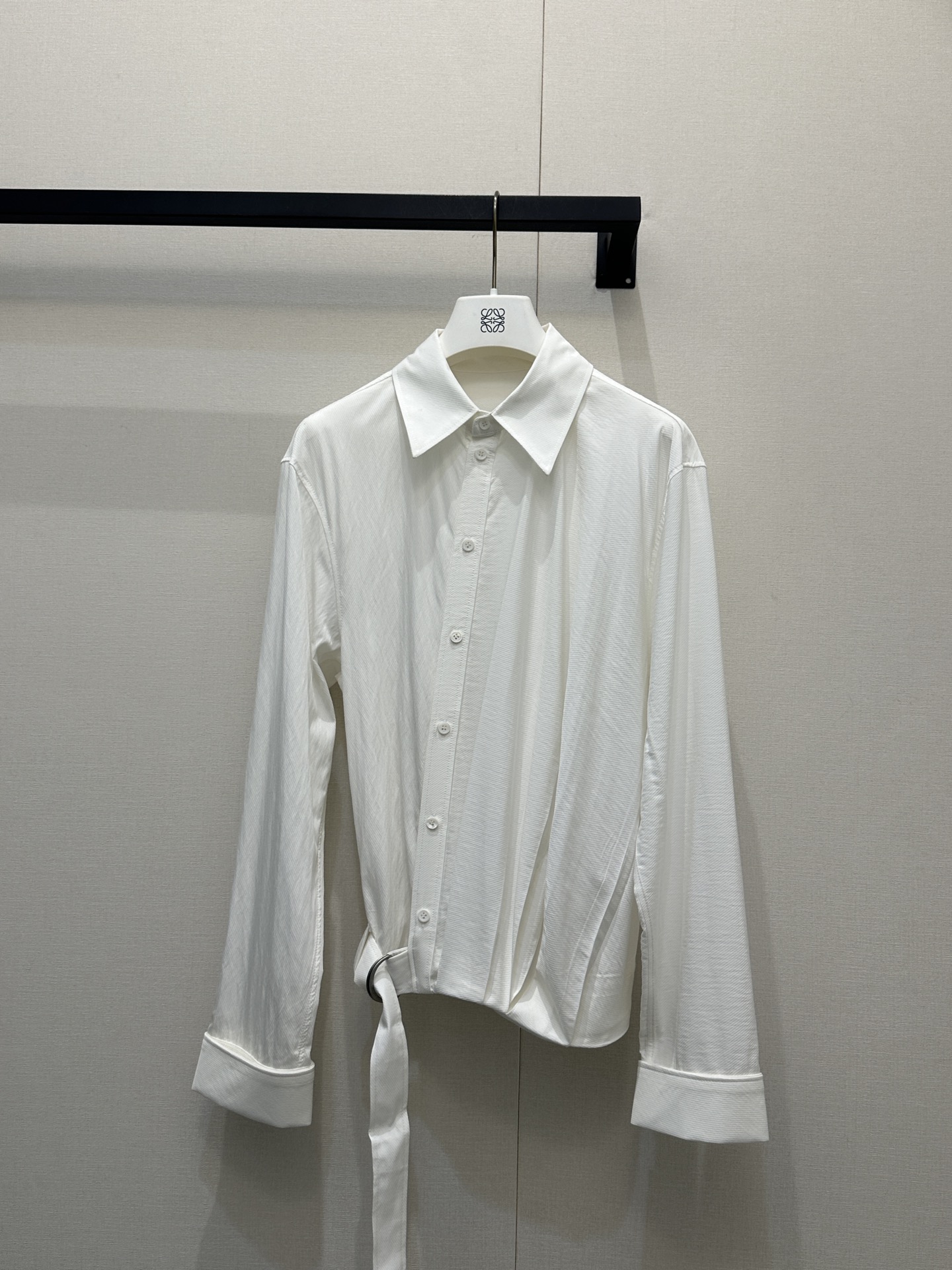 NO:751691,Loew*26 New Style I finally got this shirt from Loew! I love the asymmetrical design. The asymmetrical twisted silhouette + side belt design perfectly captures the lazy and delicate feeling. The loose version is super tolerant to the figure, and the belt can also pinch out the waistline, so it will not look bloated at all. Even if it is worn by fat sisters, it will look super slim!  SML real shots of large goods,,loewe,loewe,shirts,19860909Loew*26新款 终于蹲到罗意威这款衬衫!不对称设计爱惨 不对称的扭曲廓形+侧边腰带设计,把慵懒又精致的感觉拿捏得死死的.宽松版型对身材超包容,系上腰带还能掐出腰线,完全不会显得臃肿,哪怕是微胖姐妹穿也超显瘦！SML大货实拍,,loewe,loewe,shirts,,Women's clothing