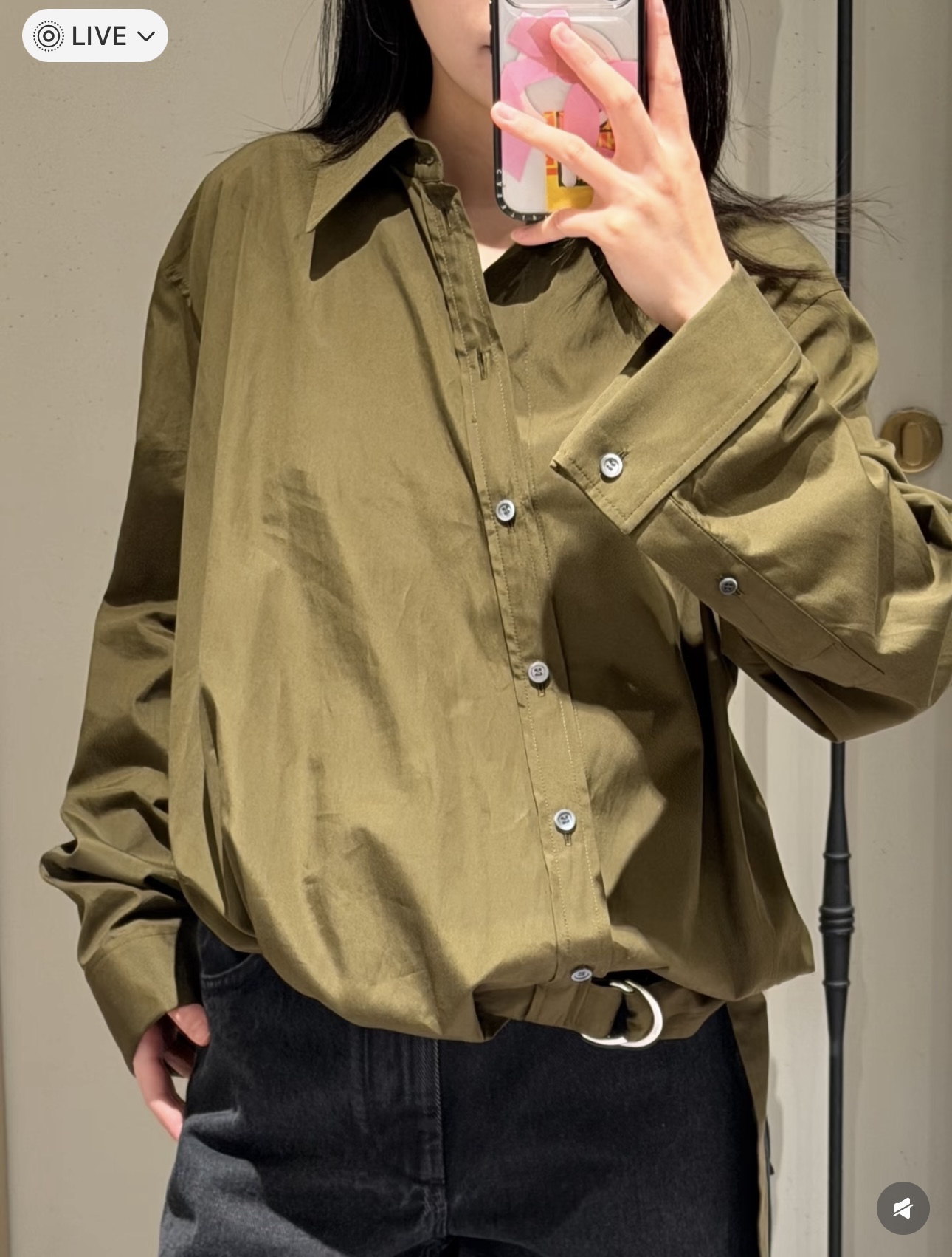 NO:751700,Loew*26 New Style I finally got this shirt from Loew! I love the asymmetrical design. The asymmetrical twisted silhouette + side belt design perfectly captures the lazy and delicate feeling. The loose version is super tolerant to the figure, and the belt can also pinch out the waistline, so it will not look bloated at all. Even if it is worn by fat sisters, it will look super slim!  SML,,loewe,loewe,shirts,19860909Loew*26新款 终于蹲到罗意威这款衬衫!不对称设计爱惨 不对称的扭曲廓形+侧边腰带设计,把慵懒又精致的感觉拿捏得死死的.宽松版型对身材超包容,系上腰带还能掐出腰线,完全不会显得臃肿,哪怕是微胖姐妹穿也超显瘦！SML,,loewe,loewe,shirts,,Women's clothing