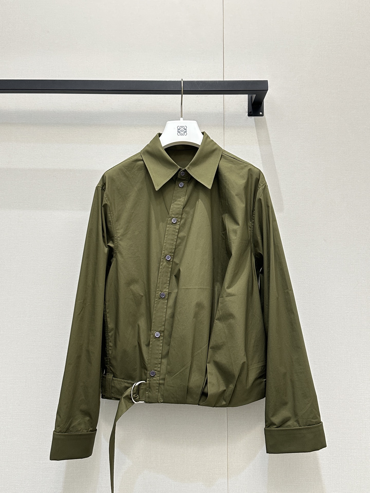 NO:751697,Loew*26 New Style I finally got this shirt from Loew! I love the asymmetrical design. The asymmetrical twisted silhouette + side belt design perfectly captures the lazy and delicate feeling. The loose version is super tolerant to the figure, and the belt can also pinch out the waistline, so it will not look bloated at all. Even if it is worn by fat sisters, it will look super slim!  SML real shots of large goods,,loewe,loewe,shirts,19860909Loew*26新款 终于蹲到罗意威这款衬衫!不对称设计爱惨 不对称的扭曲廓形+侧边腰带设计,把慵懒又精致的感觉拿捏得死死的.宽松版型对身材超包容,系上腰带还能掐出腰线,完全不会显得臃肿,哪怕是微胖姐妹穿也超显瘦！SML大货实拍,,loewe,loewe,shirts,,Women's clothing