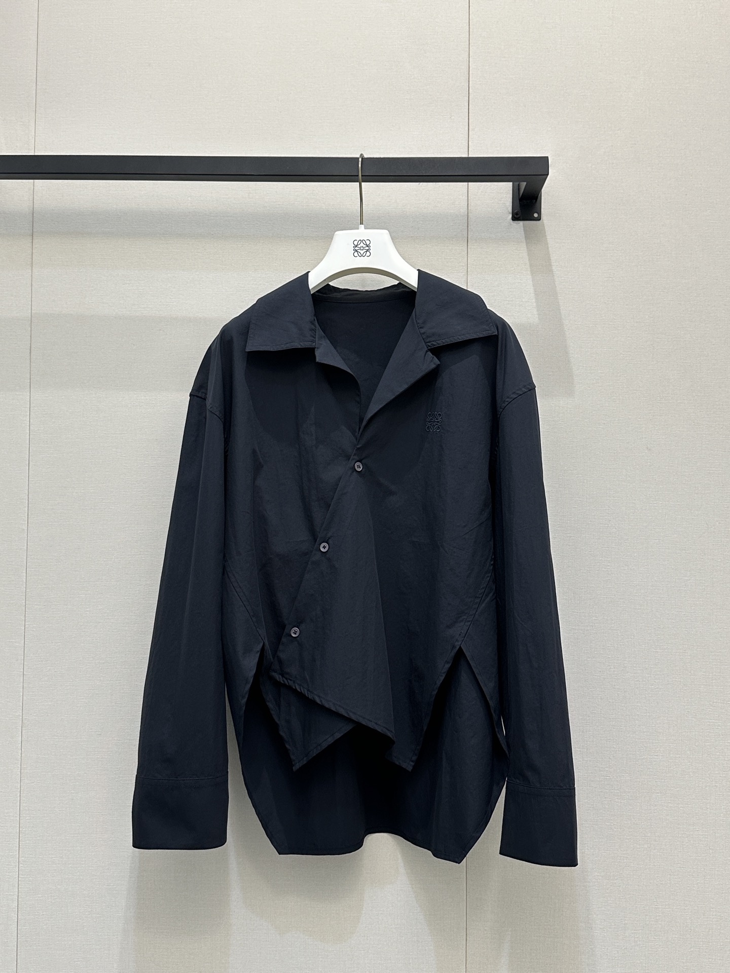 NO:751703,The asymmetrical shirt design of Loew*26's new early spring product is amazing!! The asymmetrical diagonal placket design breaks the rigidity of conventional shirts. The Cuban collar style adds a bit of laziness and casualness. The loose tailoring is also very tolerant to the figure. It can create a sense of atmosphere whether worn with trousers or jeans. The Anagram embroidery on the chest is low-key and delicate, and I really love details! The deep navy blue color is super white!  SML real shots of large products,,loewe,jeans,shirts,19860909Loew*26早春新品不对称衬衫设计封神了!! 不对称对角门襟设计,打破了常规衬衫的呆板,古巴领的版型又添了几分慵懒随性,宽松剪裁对身材的包容度也超赞,不管搭西裤还是牛仔裤都能拿捏氛围感.胸前的 Anagram刺绣低调又精致,细节控真的会爱惨!深海军蓝的色调超显白！SML大货实拍,,loewe,jeans,shirts,,Women's clothing