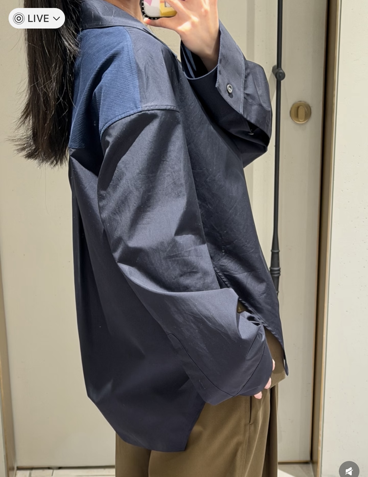 NO:751706,The asymmetrical shirt design of Loew*26's new early spring product is amazing!! The asymmetrical diagonal placket design breaks the rigidity of conventional shirts. The Cuban collar style adds a bit of laziness and casualness. The loose tailoring is also very tolerant to the figure. It can create a sense of atmosphere whether worn with trousers or jeans. The Anagram embroidery on the chest is low-key and delicate, and I really love details! The deep navy blue color is super white!  SML,,loewe,jeans,shirts,19860909Loew*26早春新品不对称衬衫设计封神了!! 不对称对角门襟设计,打破了常规衬衫的呆板,古巴领的版型又添了几分慵懒随性,宽松剪裁对身材的包容度也超赞,不管搭西裤还是牛仔裤都能拿捏氛围感.胸前的 Anagram刺绣低调又精致,细节控真的会爱惨!深海军蓝的色调超显白！SML,,loewe,jeans,shirts,,Women's clothing