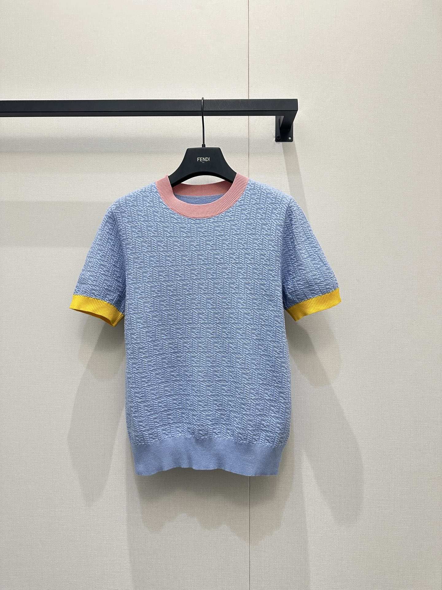 NO:752706,Fend*2025 new products are on the shelves jacquard round neck knitted short sleeves  Customized YB silk wool knitted material, high-end texture, comfortable and soft, round neck knitted short-sleeved cut, haze blue background with texture, pink collar and yellow sleeves contrasting design instantly brightens the look, just the right balance of sweet and cool, super stylish when worn alone or layered, double F letter logo pattern all over the body, forming a contrast with the color pattern on the edges, making the outfit more age-reducing and playful, the first choice for early spring. Customized surface accessories Look for the correct version High version Blue  Real shots of large products, fendi, T-shirt,19860909Fend*2025新品上架 提花圆领针织短袖 定制YB丝毛针织材质,质感高级,舒适柔软,圆领针织短袖剪裁,雾霾蓝底纹自带肌理感,粉领黄袖的撞色设计瞬间点亮造型,甜酷平衡得刚刚好,单穿叠穿都超有腔调,大身满铺双F字母徽标图案,与包边形成色彩图样的对比,穿搭减龄俏皮,早春穿搭首选.定制面辅料 认准版本 高版本 蓝色 大货实拍,,fendi,T-shirt,,Women's clothing