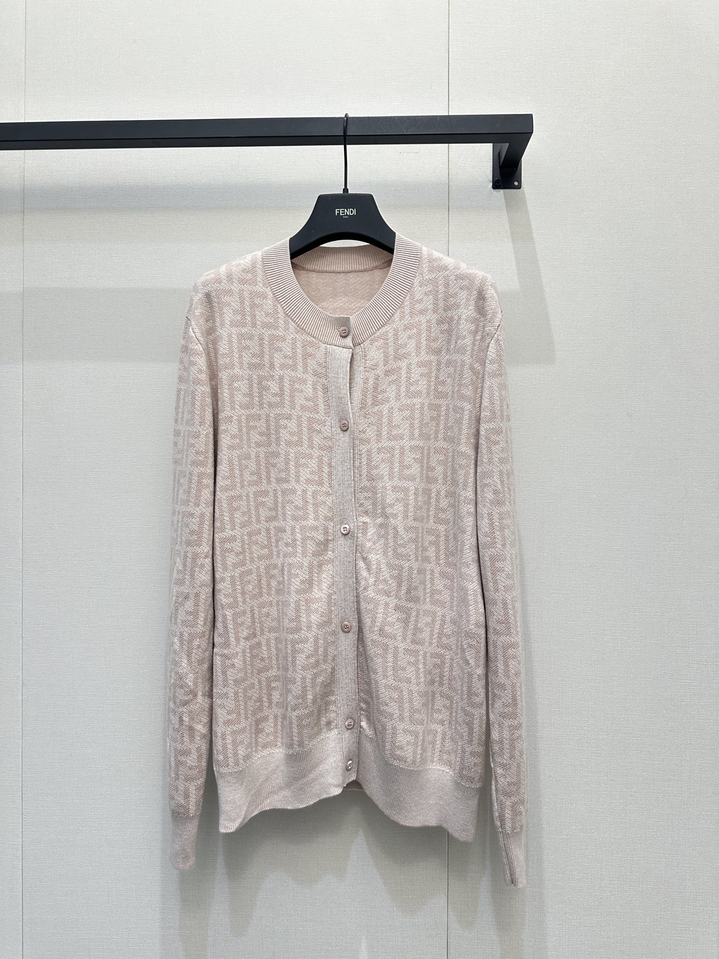 NO:752700,Fend* 2025 new arrivals jacquard round neck knitted cardigan  Customized YB silk wool knitted material, high-quality texture, comfortable and soft, round-neck cardigan tailoring, collar and cuffs threaded hemming echoes the hem, printed placket embellishment, double F letter logo pattern all over the body, contrasting with the color pattern of the hemming, full of old money feeling, highlighting the brand tone, wool knitted fabric, warm and comfortable, regular version, simple and versatile for daily use in autumn and winter. Customized surface accessories, look for the version, high version, real shot, fendi,19860909Fend* 2025新品上架 提花圆领针织开衫 定制YB丝毛针织材质,质感高级,舒适柔软,圆领开衫剪裁,领口袖口螺纹包边与衣摆相呼应,印刻襟扣点缀,大身满铺双F字母徽标图案,与包边形成色彩图样的对比,老钱感满满,彰显品牌调性,羊毛针织面料,保暖舒适,常规版型,秋冬日常简约百搭款.定制面辅料 认准版本 高版本 大货实拍,,fendi,,Women's clothing