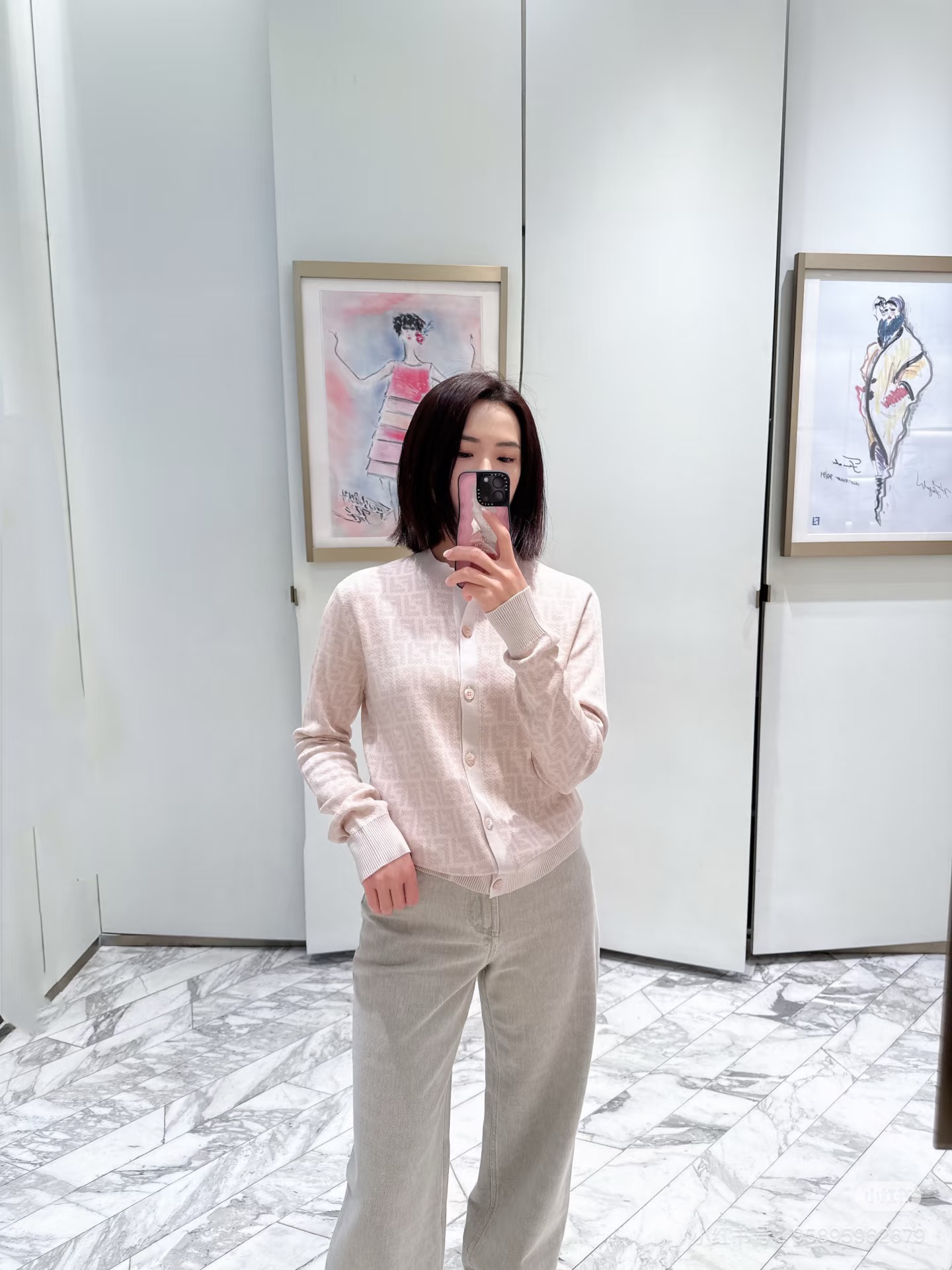 NO:752703,Fend* 2025 new arrivals jacquard round neck knitted cardigan  Customized YB silk wool knitted material, high-quality texture, comfortable and soft, round-neck cardigan tailoring, collar and cuffs threaded hemming echoes the hem, printed placket embellishment, double F letter logo pattern all over the body, contrasting with the color pattern of the hemming, full of old money feeling, highlighting the brand tone, wool knitted fabric, warm and comfortable, regular version, simple and versatile for daily use in autumn and winter. Customized surface accessories Look for the version, high version, fendi,19860909Fend* 2025新品上架 提花圆领针织开衫 定制YB丝毛针织材质,质感高级,舒适柔软,圆领开衫剪裁,领口袖口螺纹包边与衣摆相呼应,印刻襟扣点缀,大身满铺双F字母徽标图案,与包边形成色彩图样的对比,老钱感满满,彰显品牌调性,羊毛针织面料,保暖舒适,常规版型,秋冬日常简约百搭款.定制面辅料 认准版本 高版本,,fendi,,Women's clothing